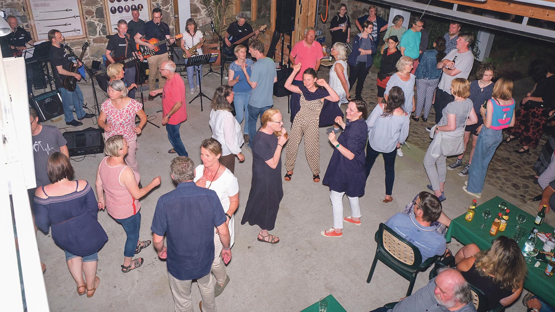 „Vorglühen“ im Treibhaus, mit Livemusik und Tanz am Abend vor der Wallfahrt.