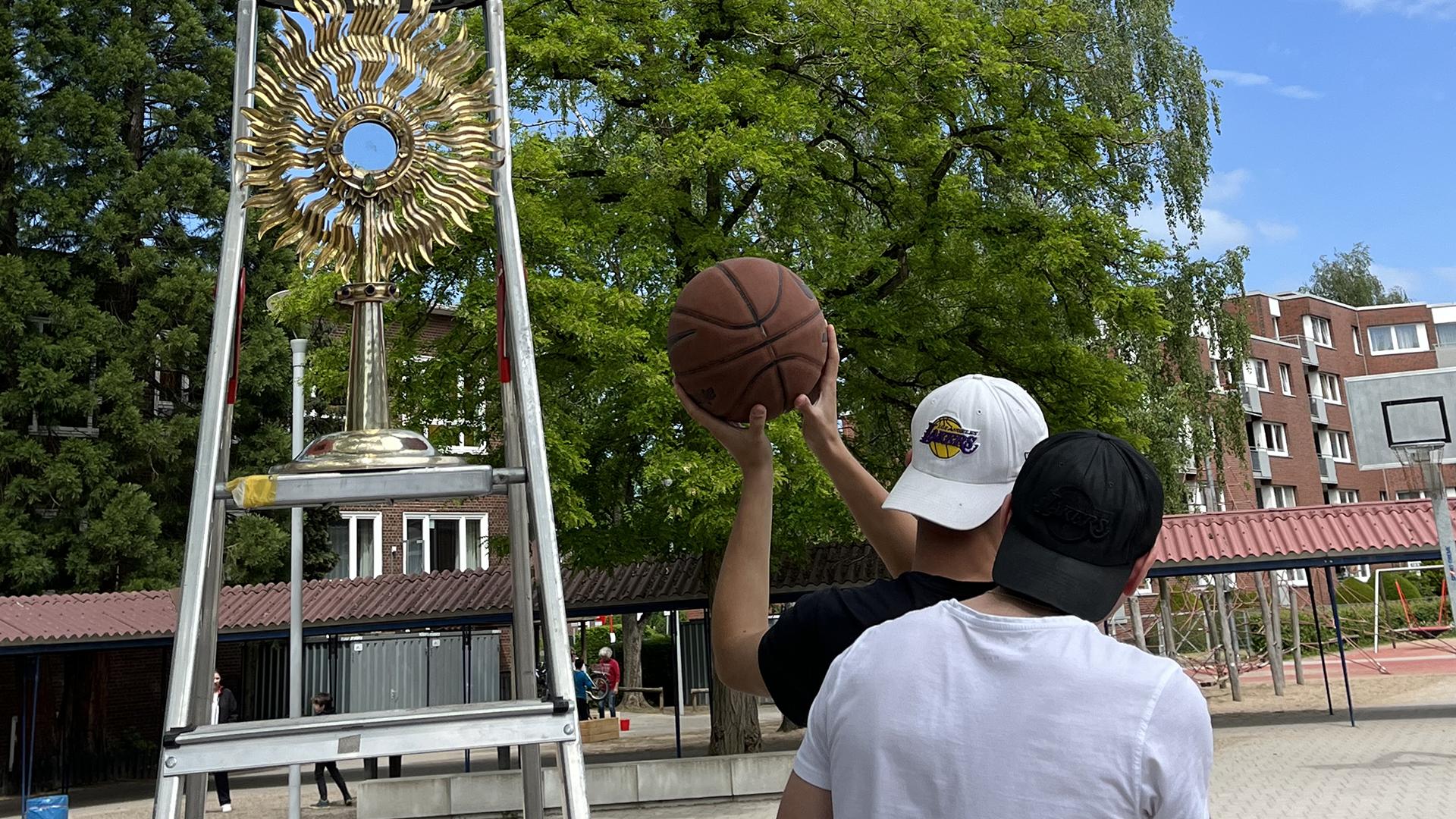 Monstranz auf Basketballfeld