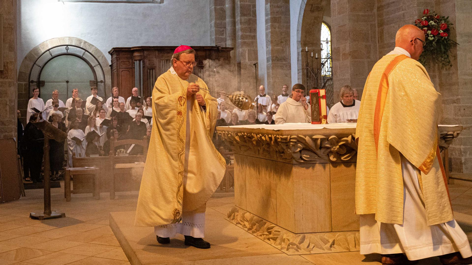 Bischof Bode segnet den Altar zur Gabenbereitung