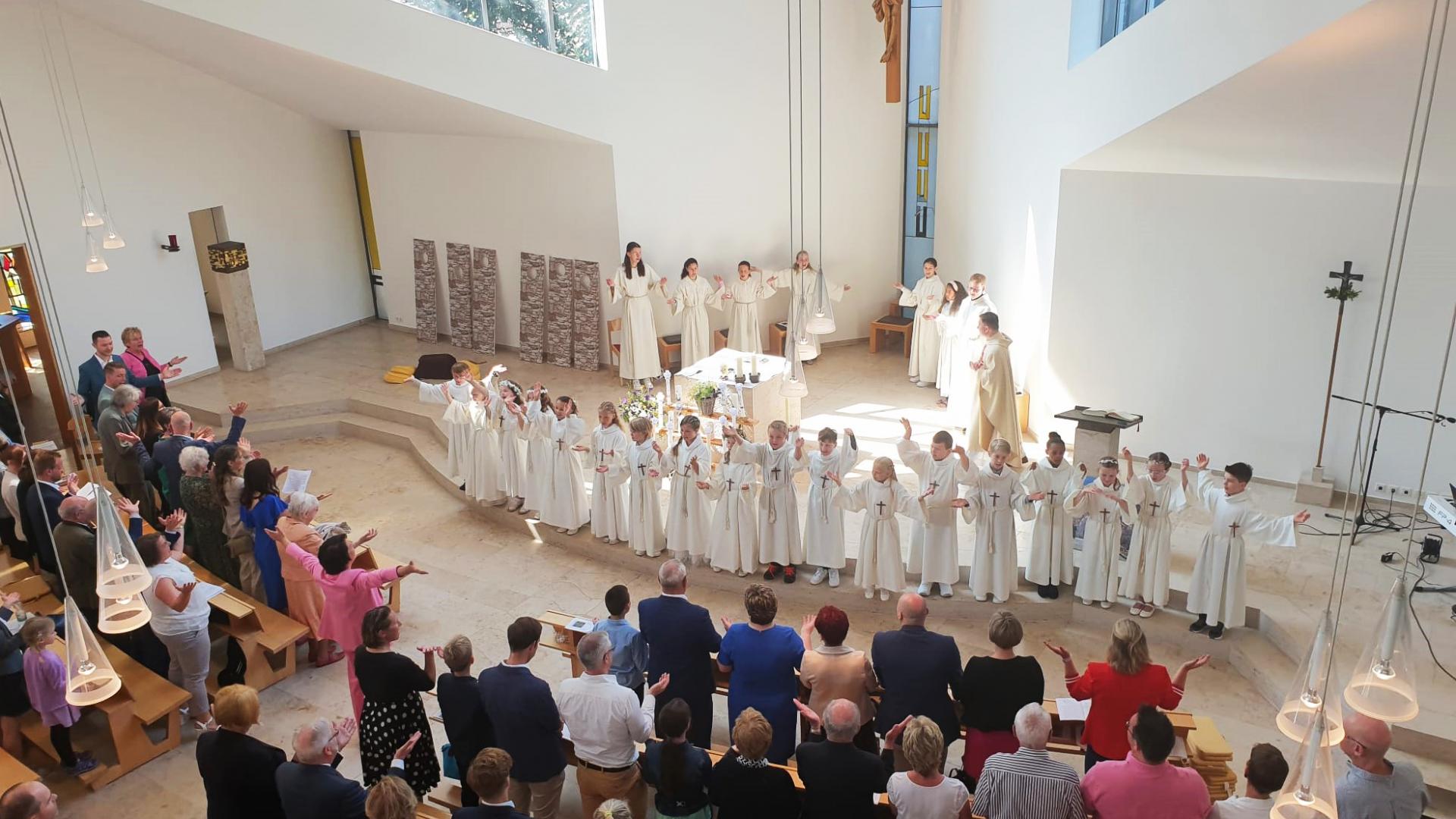 Kinder bei einer Erstkommunion