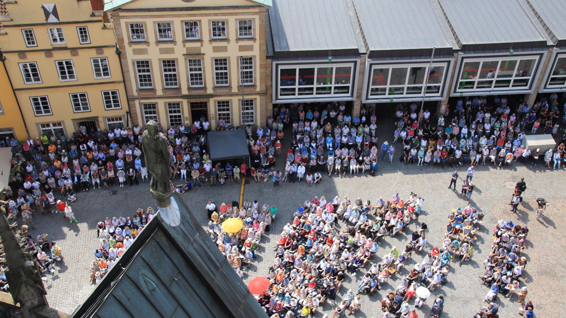 Der Marktplatz mit vielen Menschen betrachtet vom Turm der Kirche St. Marien