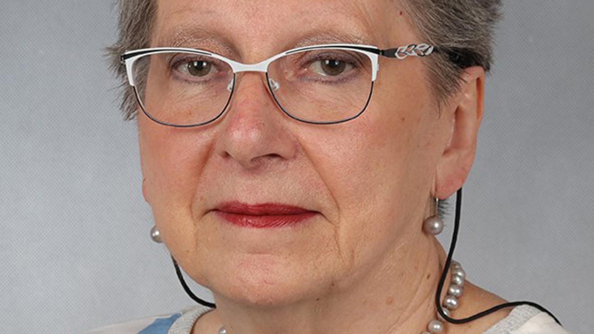 Eine Frau mit Brille und kurzen Haaren