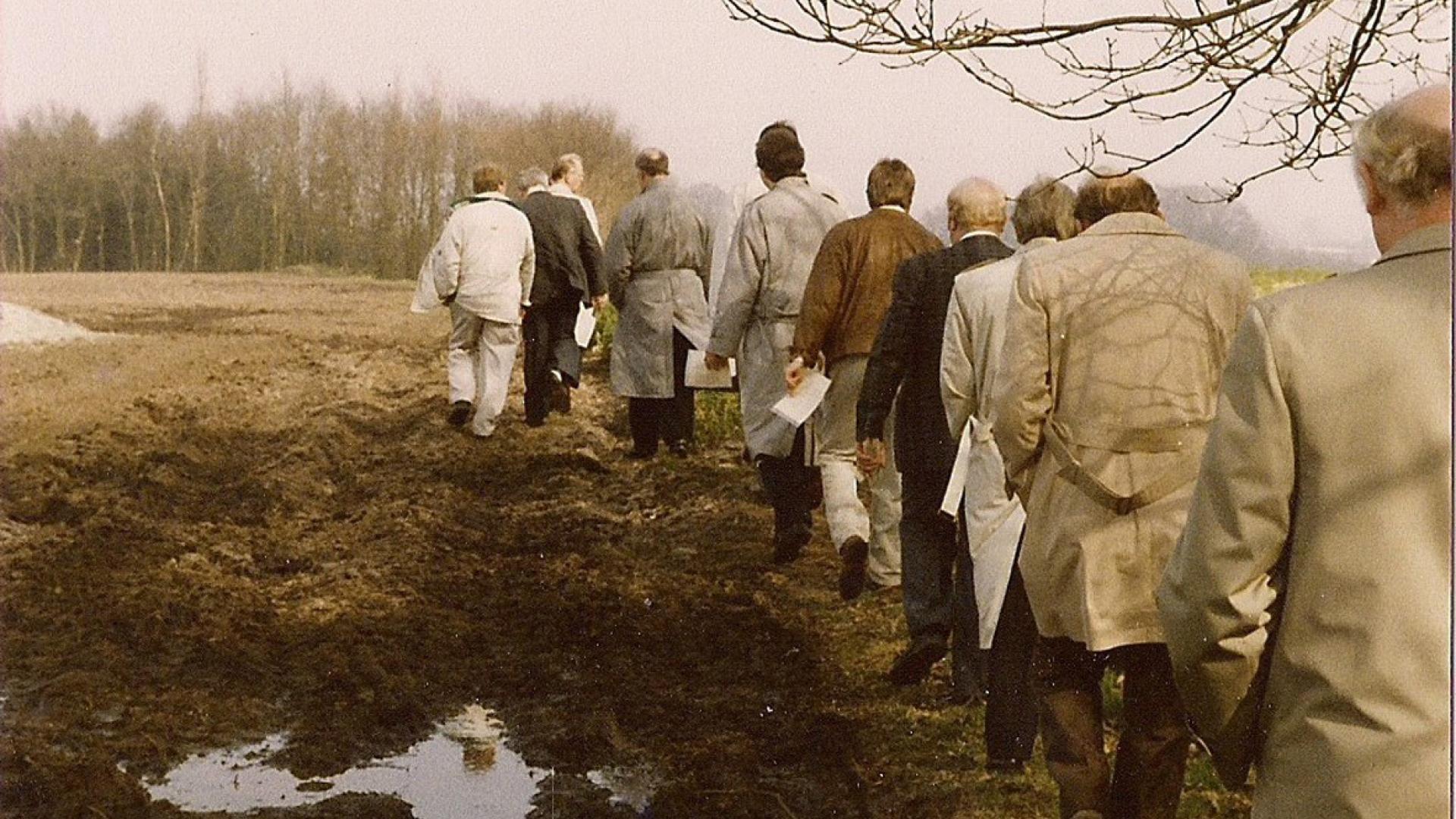 Menschengruppe auf einem Feldweg