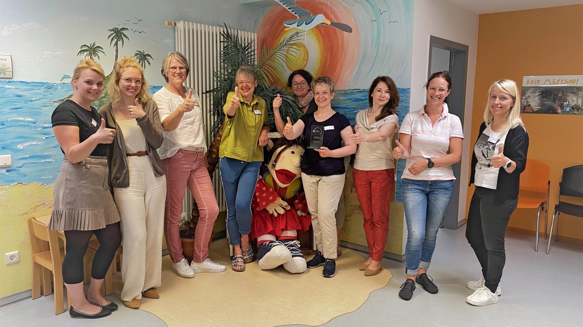 Frauen stehen nebeneinander und schauen freundlich