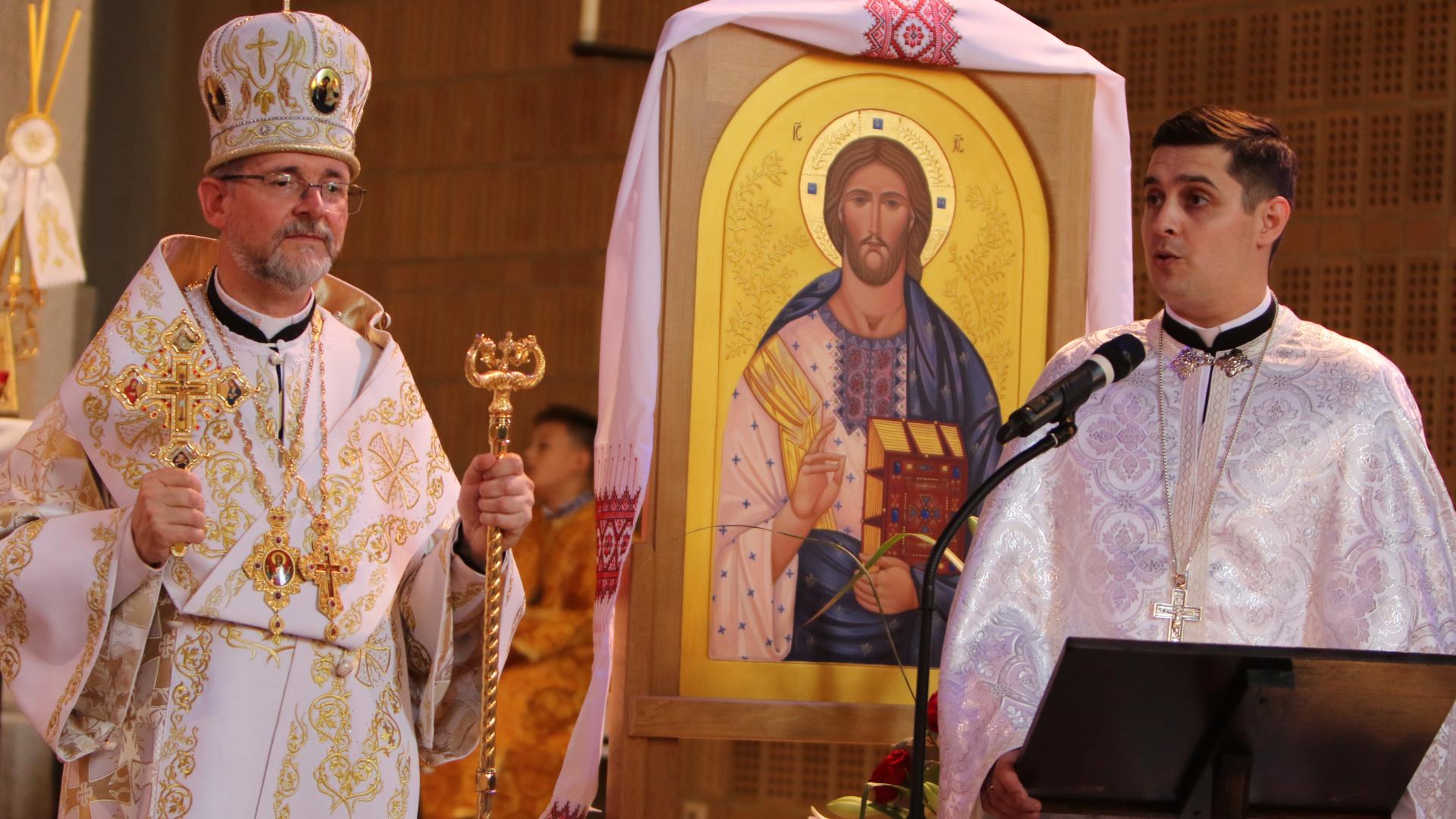 Zwei Männer stehen vor einer Ikone