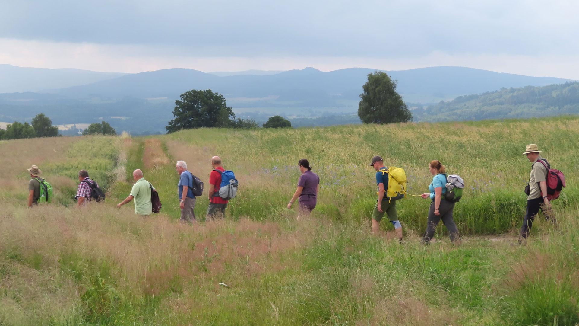 Pilgern vor der Kulisse des Iser- und des Lausitzer Gebirges.