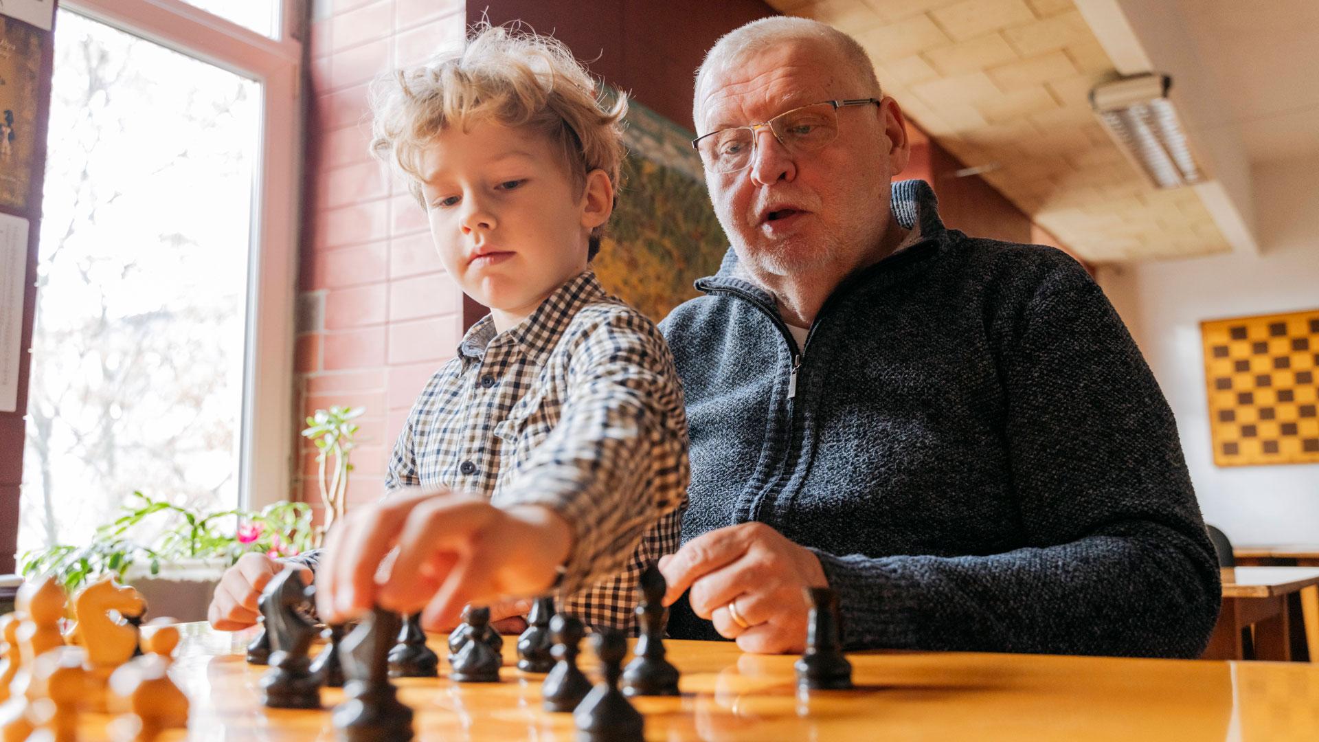 Maximilian und Theo im Rollenspiel: Manche Opas brauchen einen Krückstock, Jungen fahren gerne mit dem Skateboard.