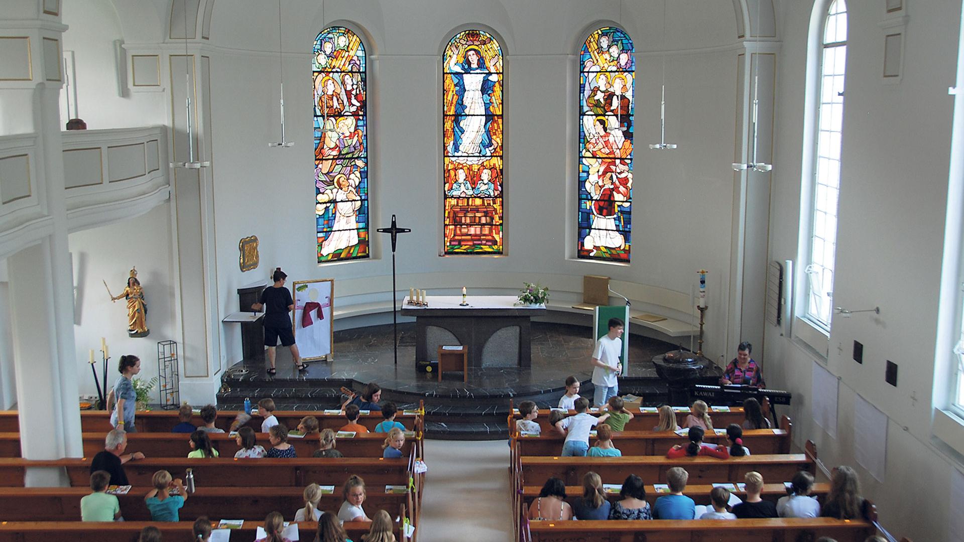 Kinder in der Kirche Mariä Himmelfahrt