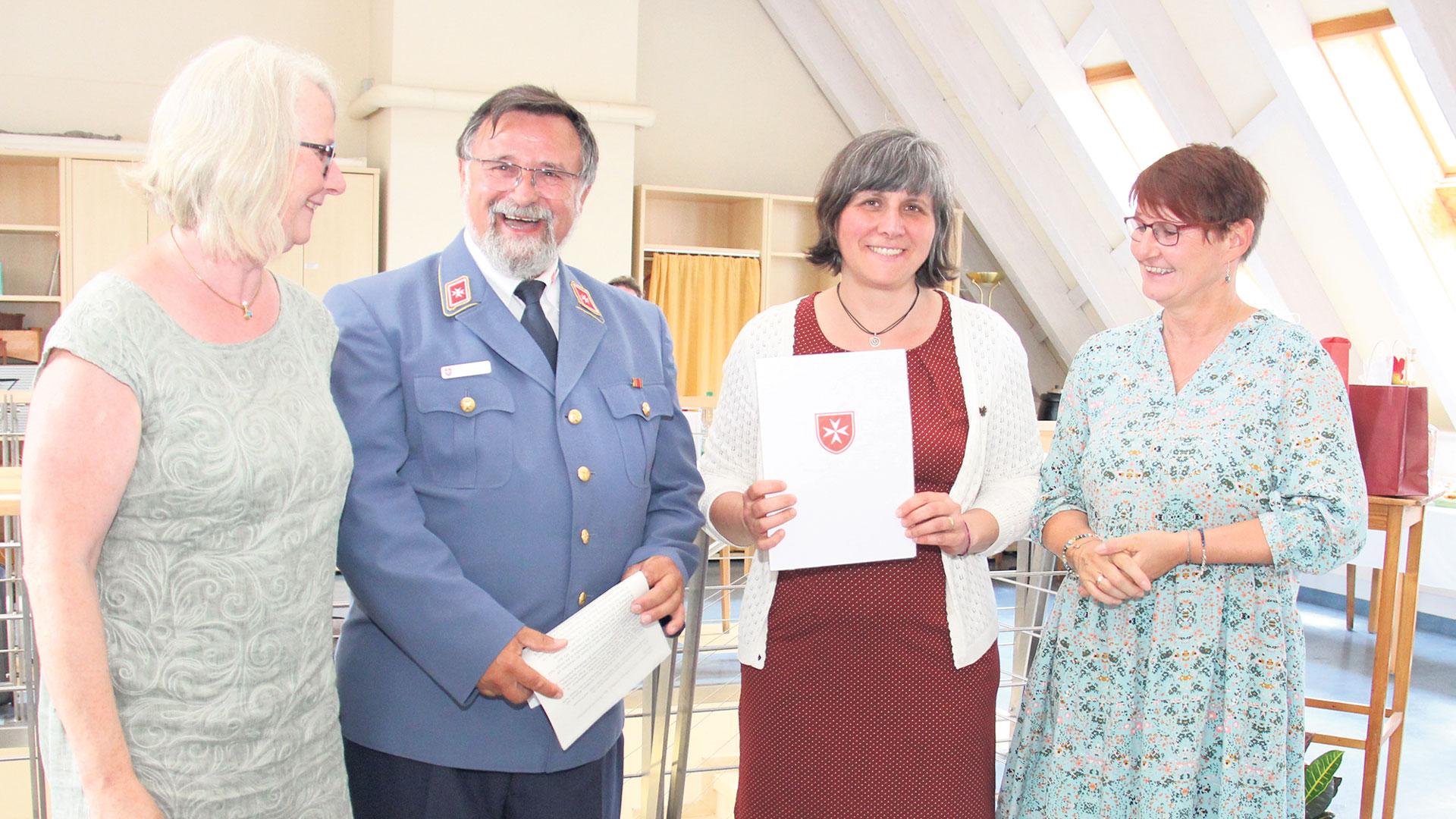 Joachim Rudolph, der Diözesanleiter der Malteser, mit den drei Koordinatorinnen.