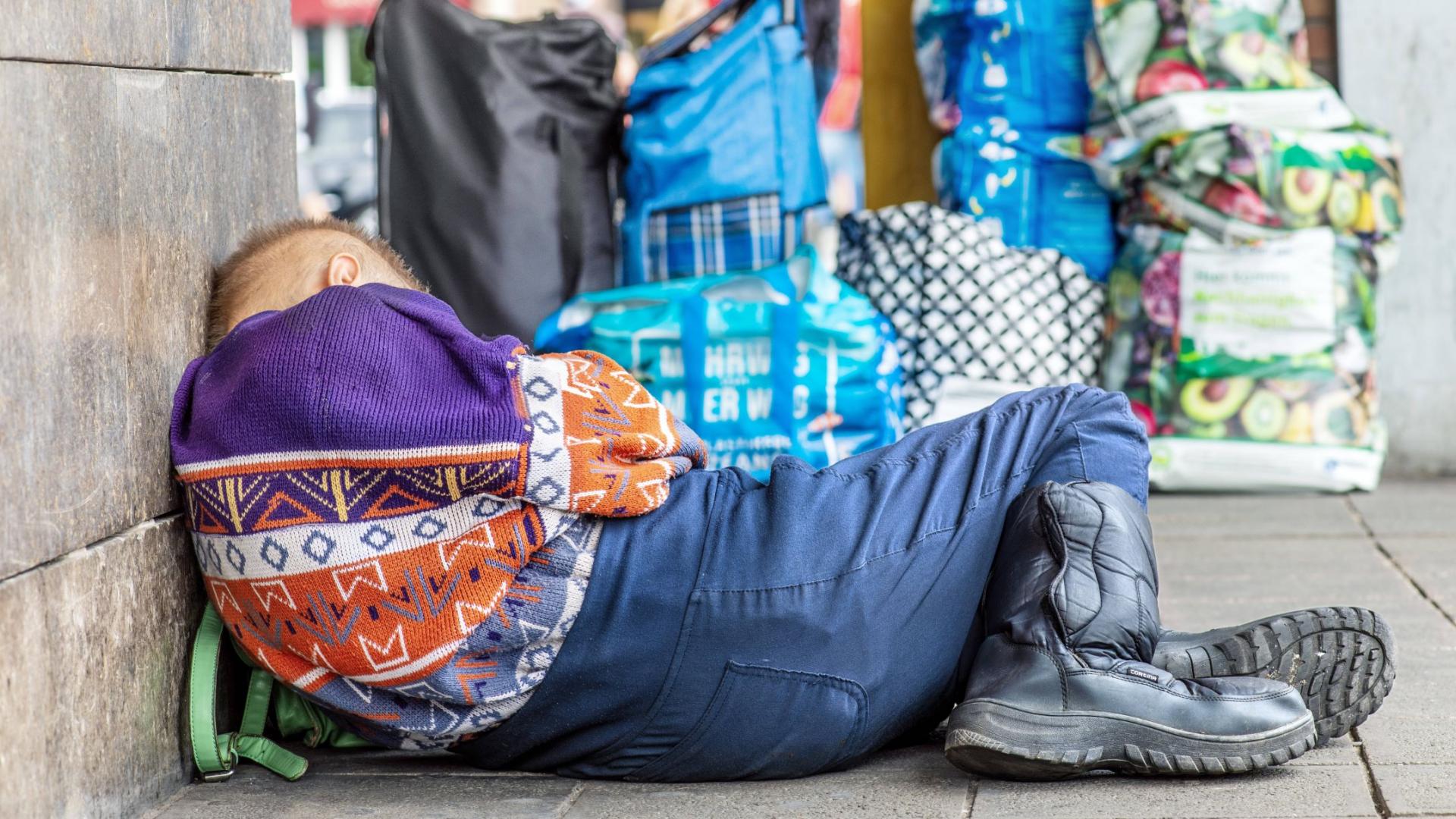 Obdachloser liegt in Nürnberg auf dem Boden