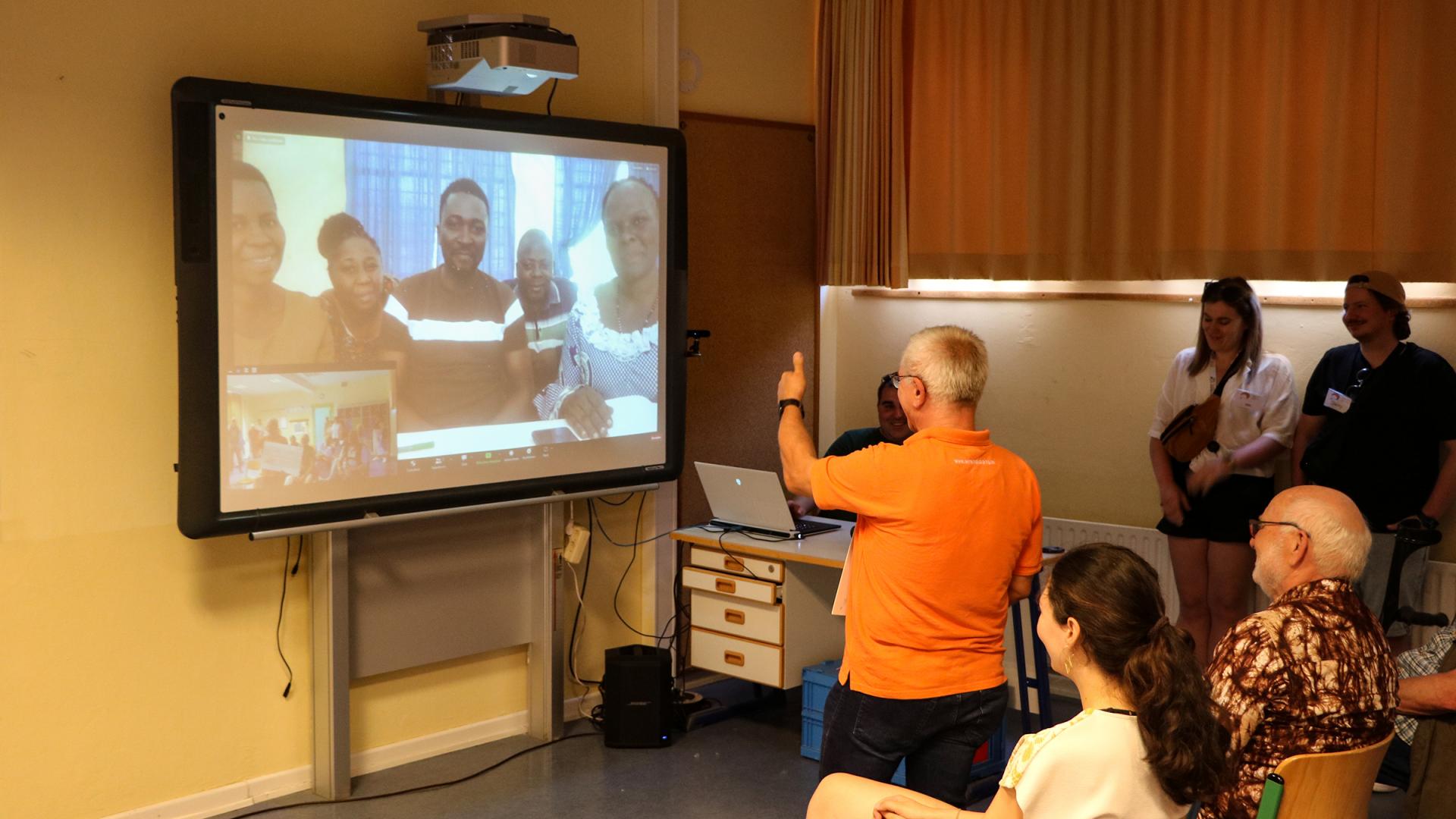 Videoschalte zu tansanischer Schule in Bukoba