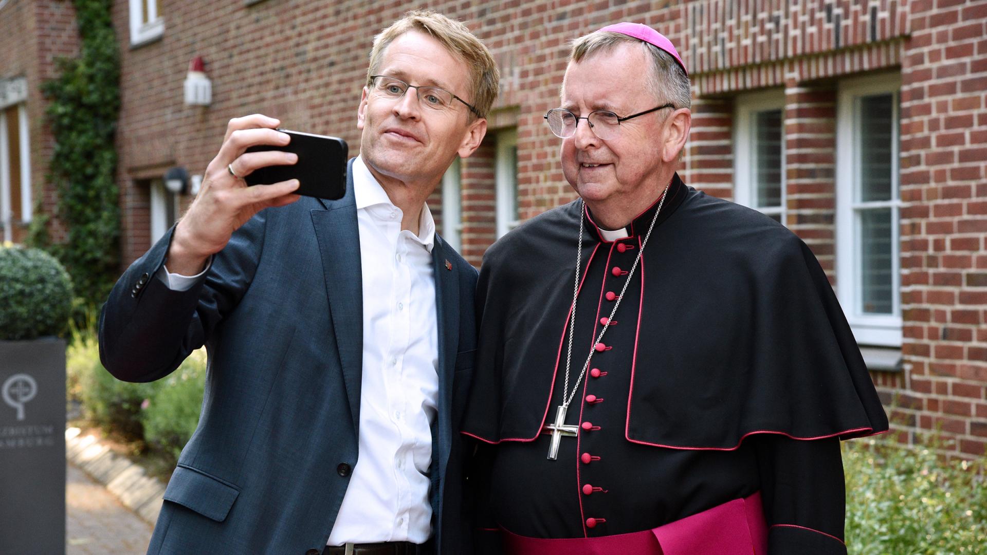 Machten ein Selfie: Schleswig-Holsteins Minis­terpräsident Daniel Günther und Weihbischof Horst Eberlein.