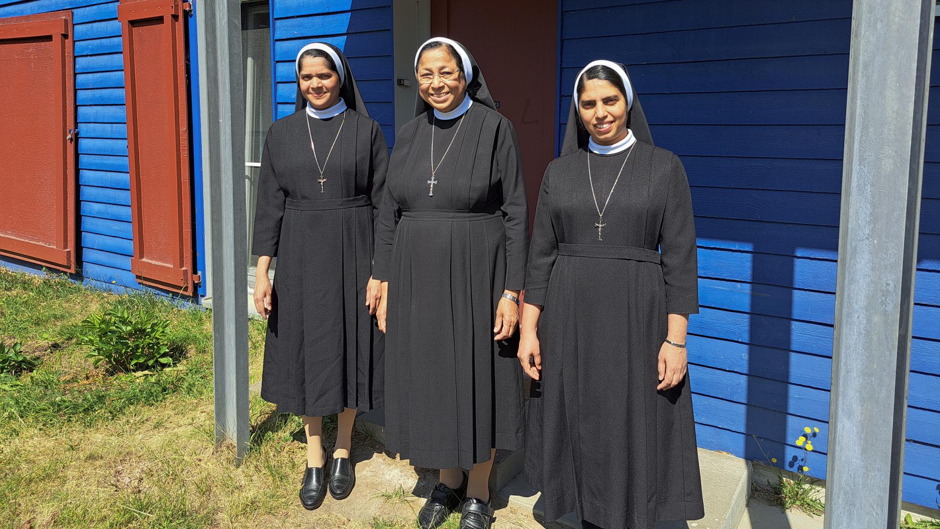 Die Schwestern Savitha, Blecilla und Shanti vor ihrer Ferienwohnung in Klink.