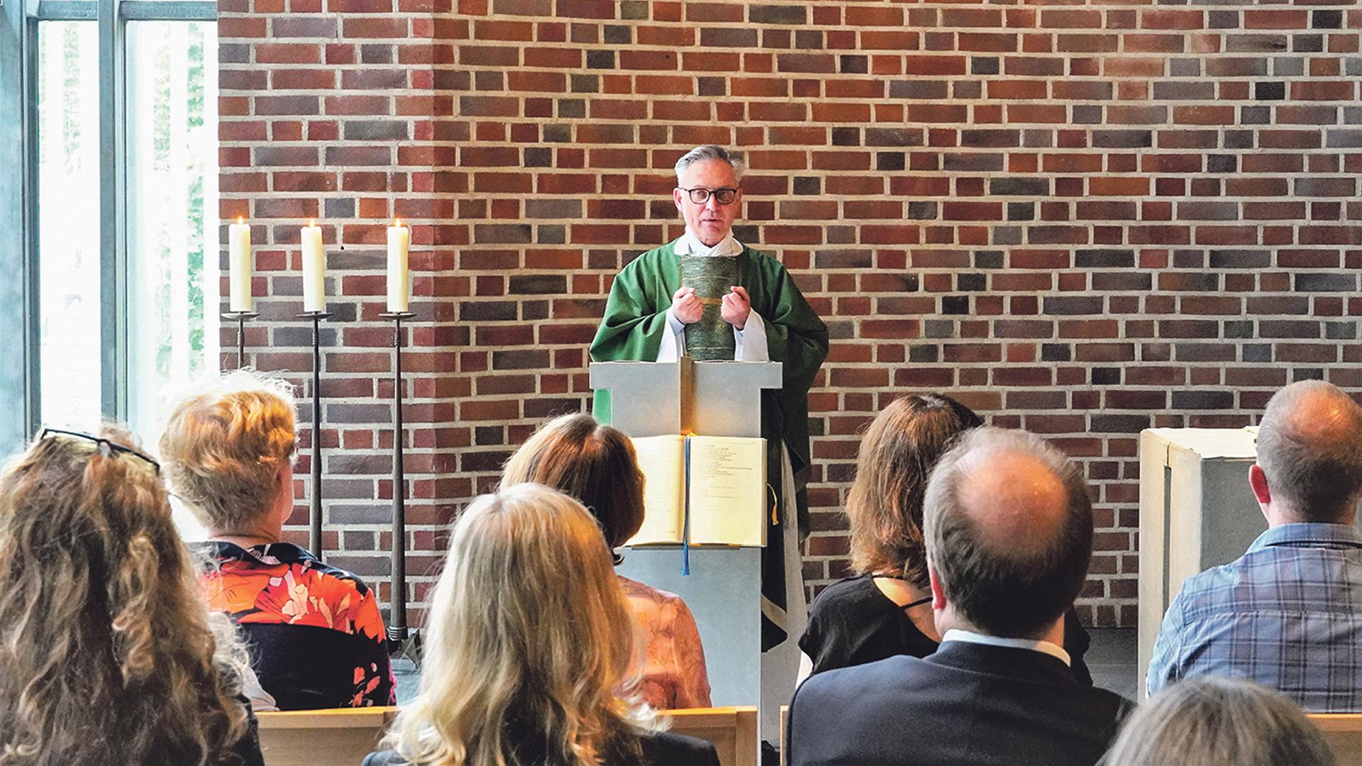 Pastor Thorsten Weber in der Ansgar-Kapelle beim Abschiedsgottesdienst für die Domschule St. Marien.
