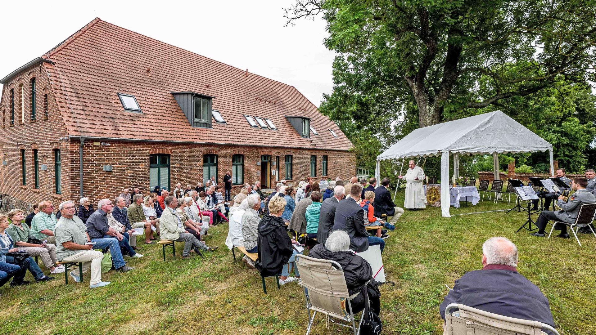 Pater Clemens Dölken und Pater Thomas Handgrätinger beim Prämonstratensertag des Dreikönigsvereins.