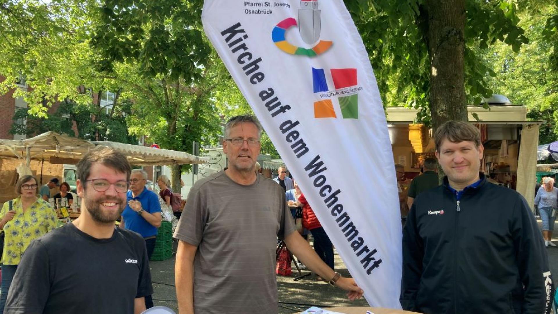 Drei Männer am Stehtisch