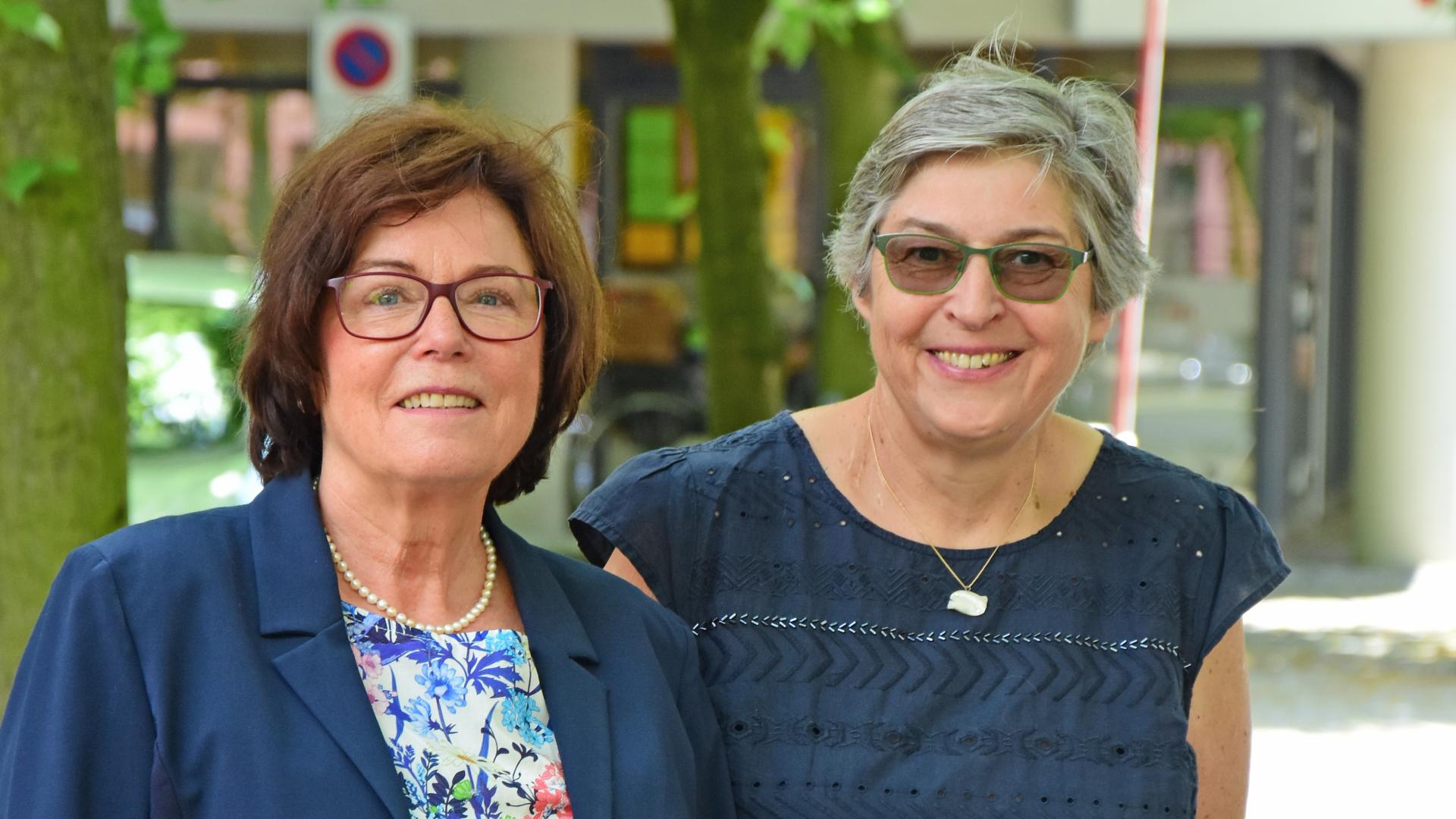 Zu sehen sind Dr. Angelika Huck-Derwahl und Brigitte Jaschke.