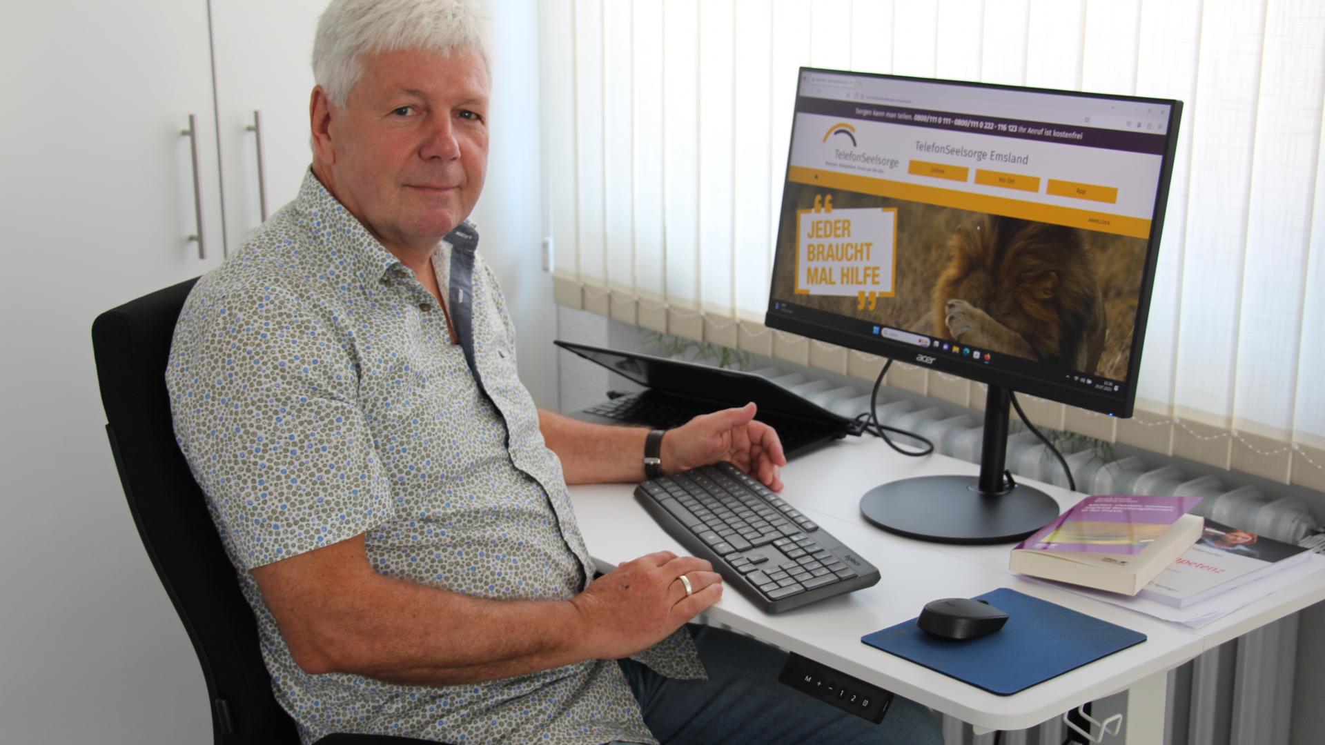 Ein Mann sitzt vor einem Computer.