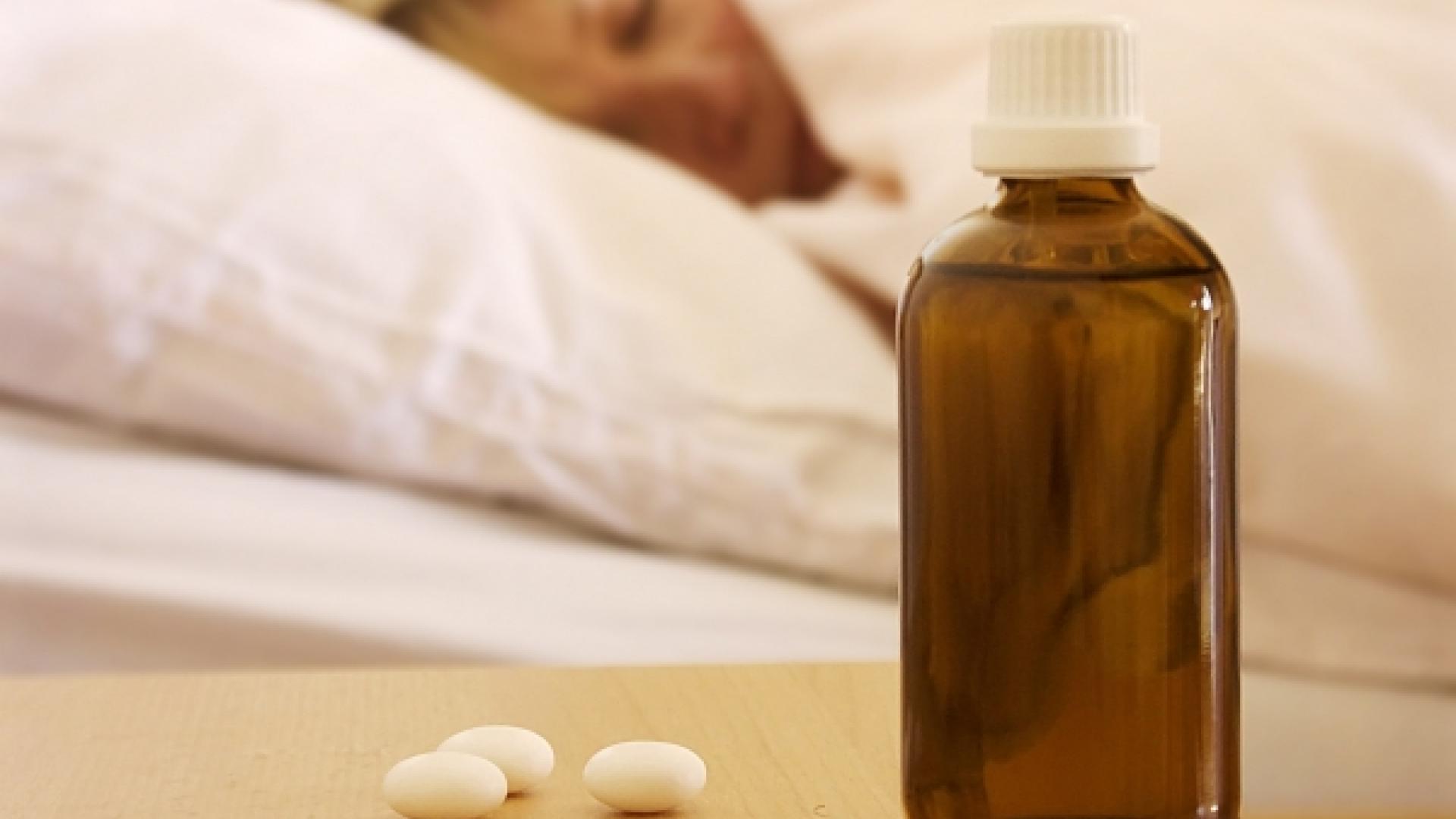 Medikamentenflasche und Tabletten auf dem Nachttisch