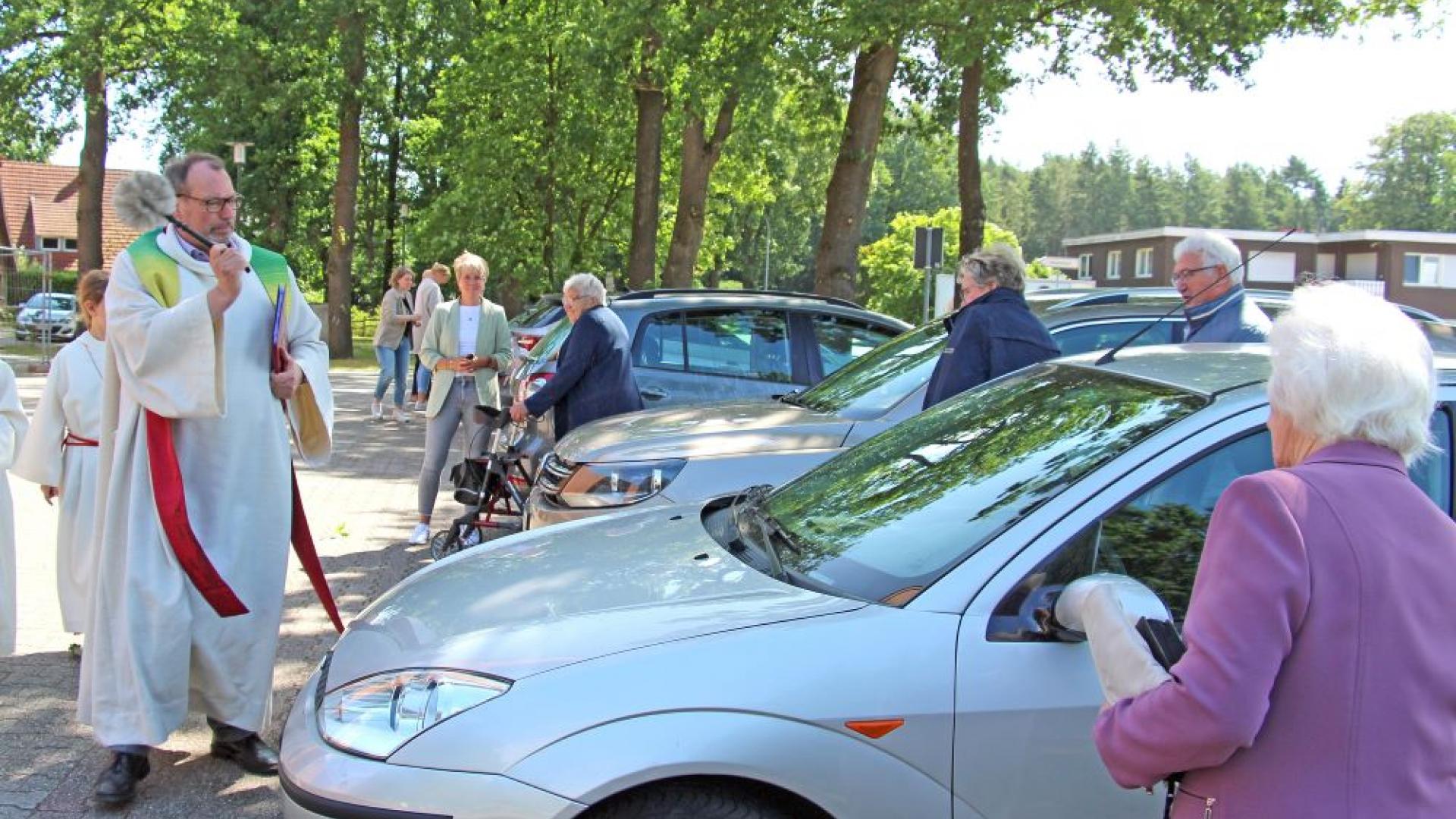 Ein Pkw wird gesegnet