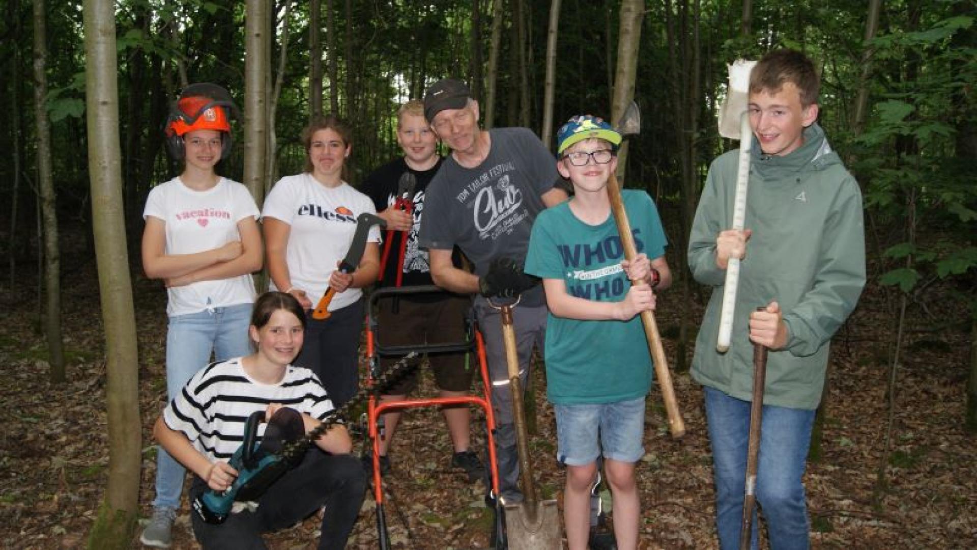 Junge Leute stehen im Wald