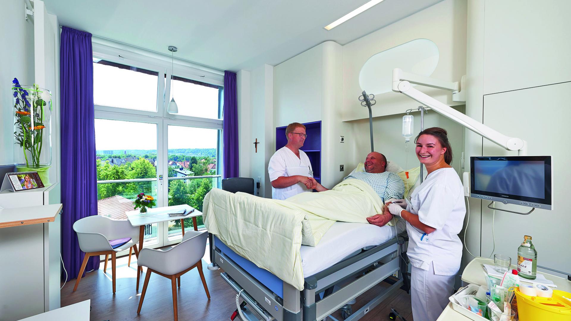 Der Mensch soll im Krankenhaus im Mittelpunkt stehen, doch oft ist die Zeit für Zuwendung und Gespräche knapp bemessen. 