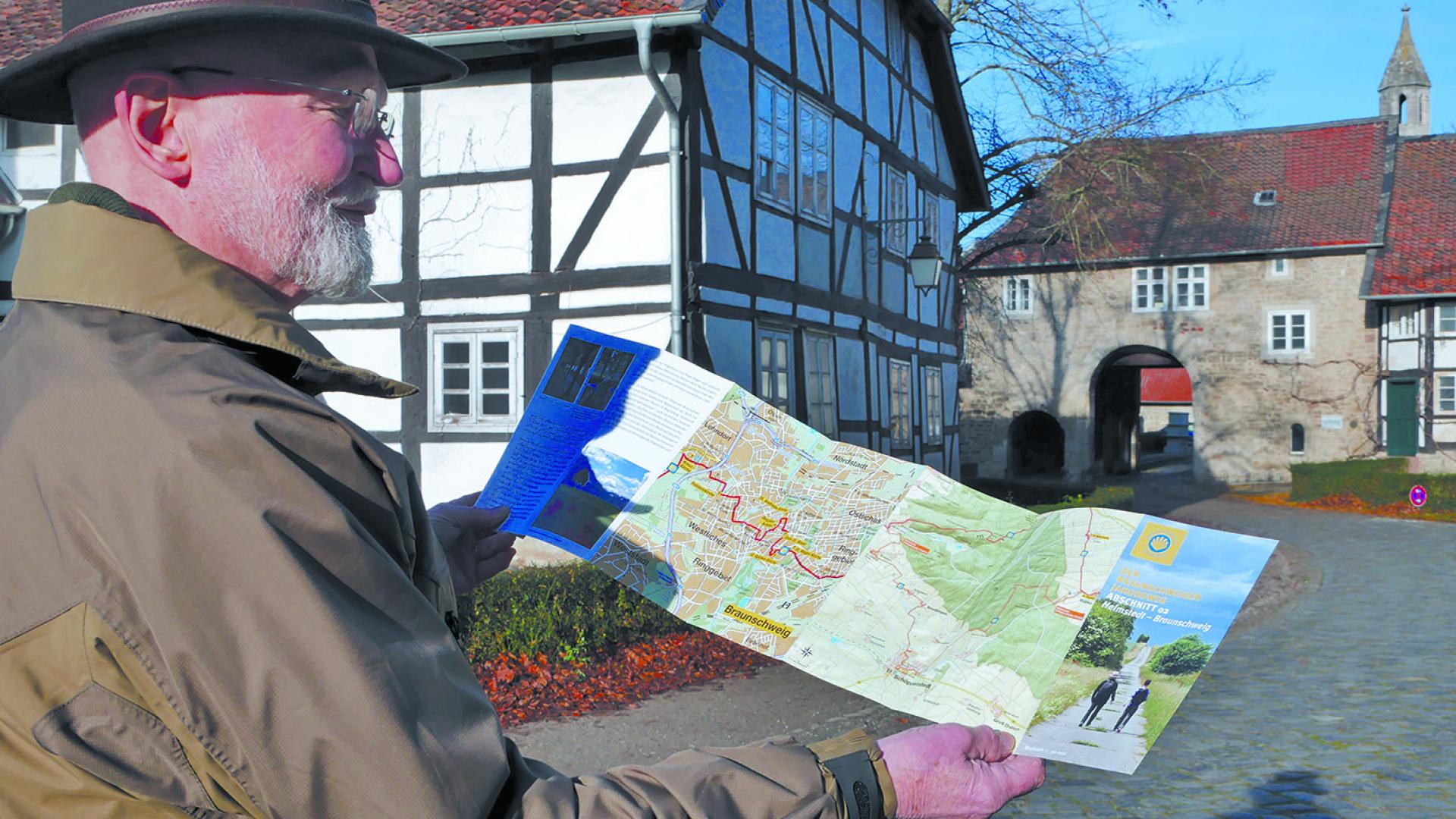 Der Braunschweiger Jakobsweg ist ein Herzensanliegen von Dieter Prüschenk. Nun gibt er den Pilgerstab als Projektleiter weiter.