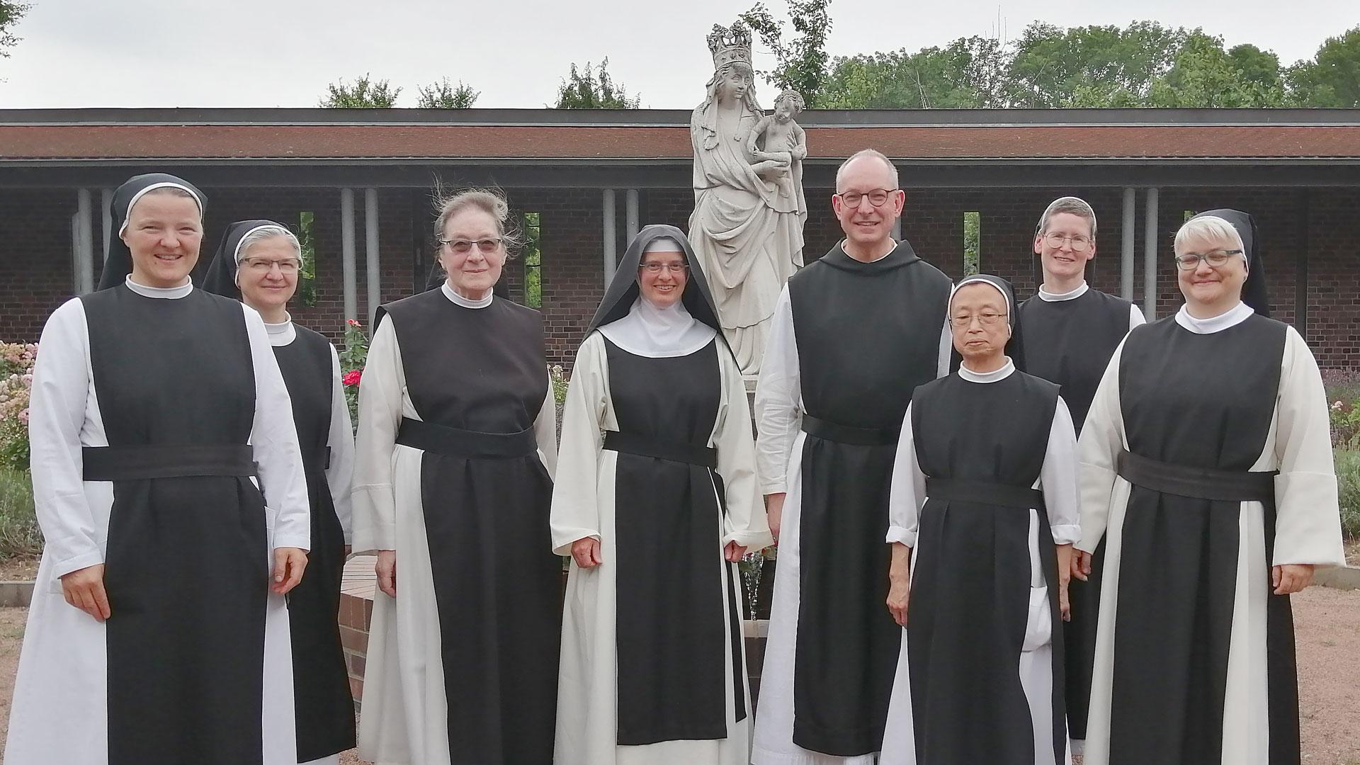 Der Konvent von Kloster Helfta mit Präses Pater Bruno Robeck.