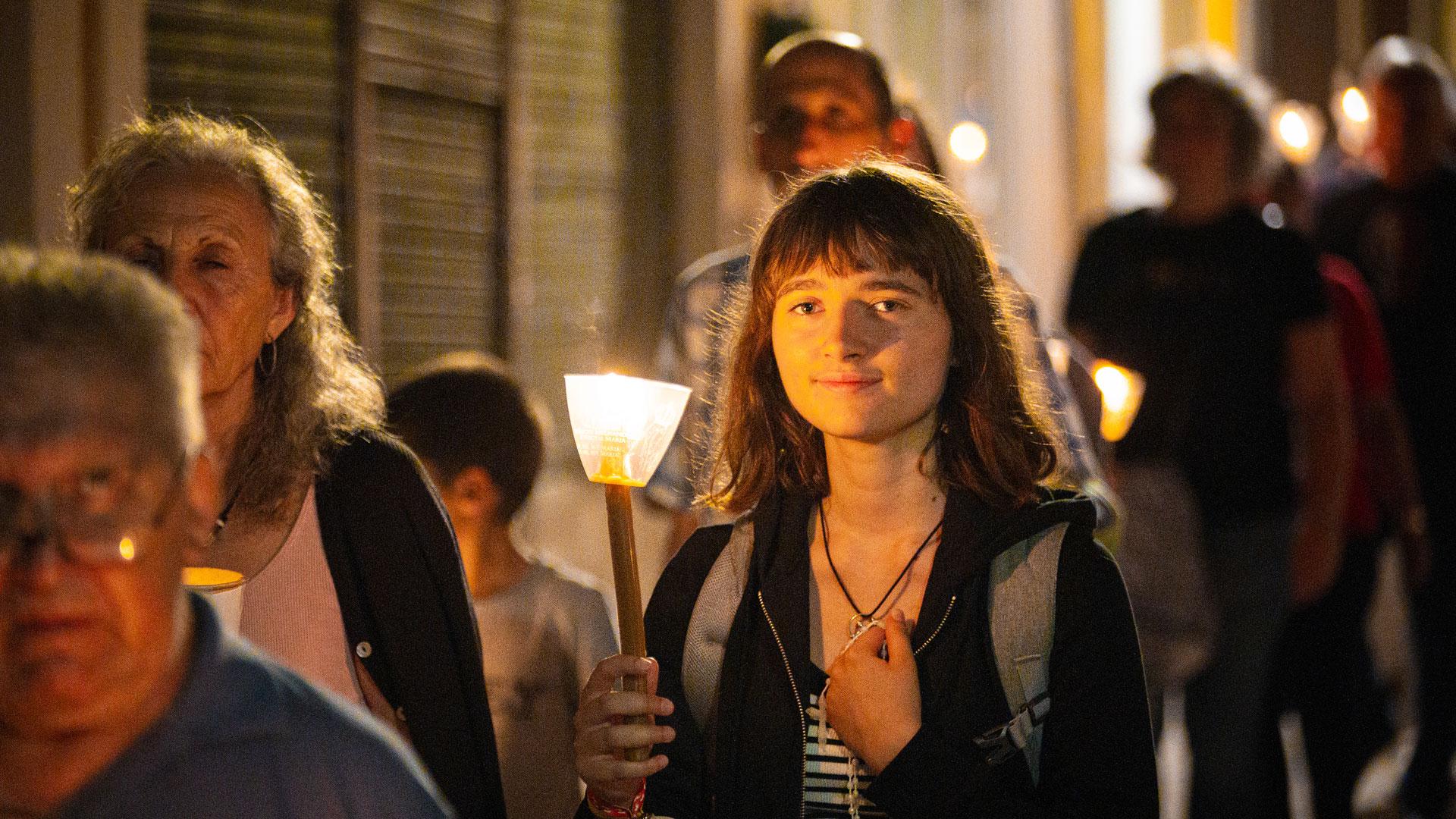 Junge Frau bei einer Lichterprozession