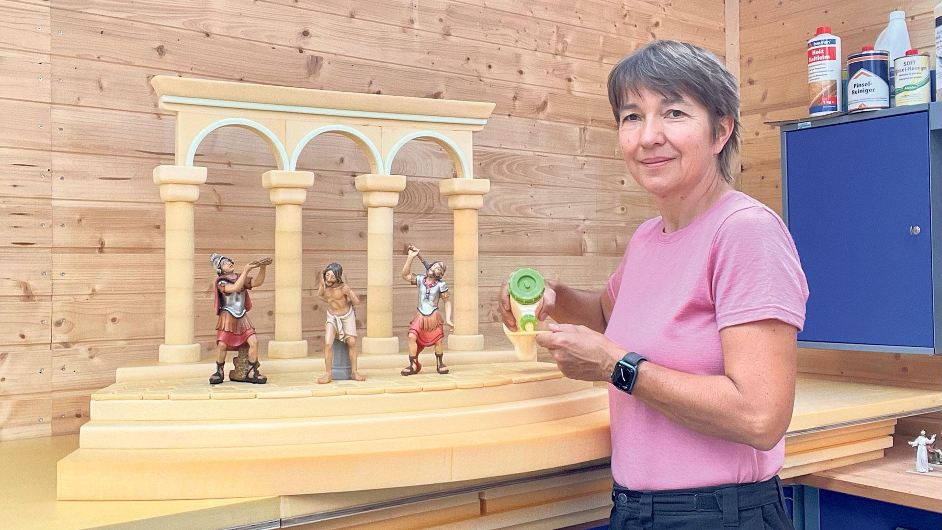 Jeanette Gosteli vor einer Passionskrippe
