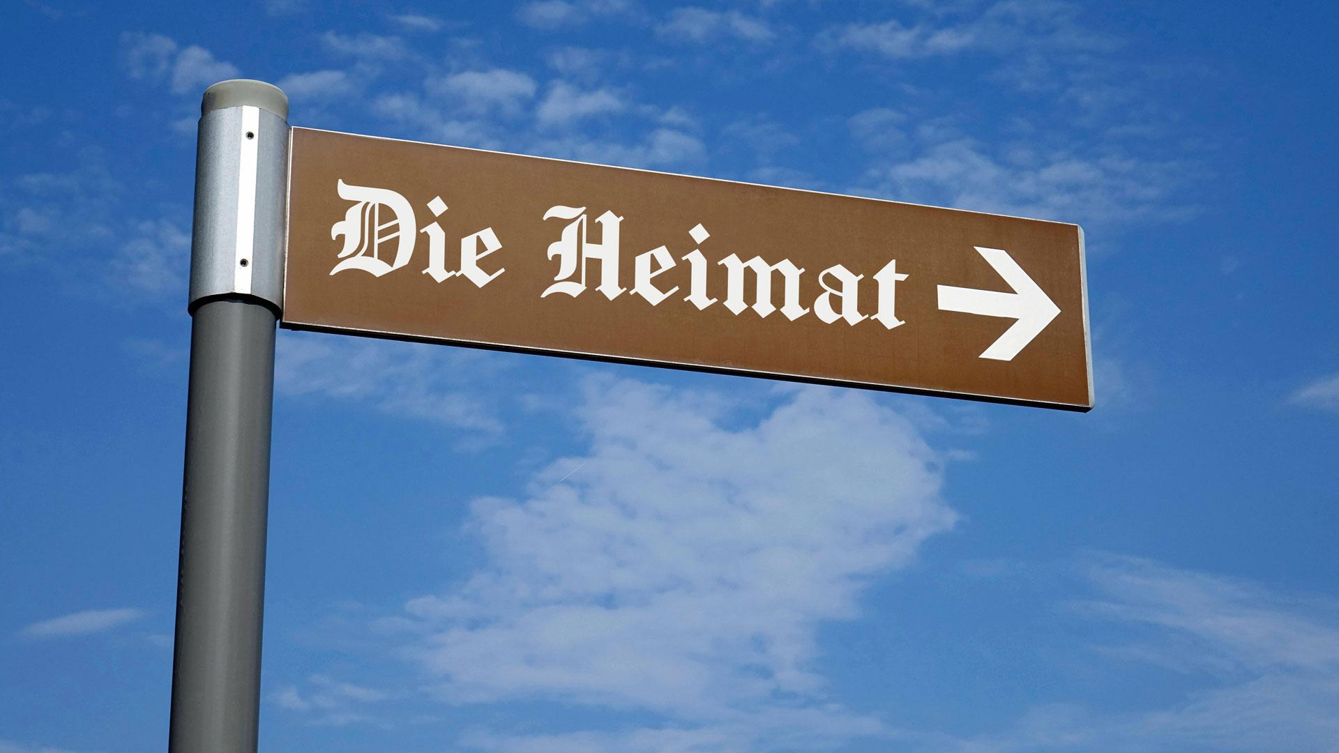 Verkehrsschild mit der Aufschrift "Heimat"