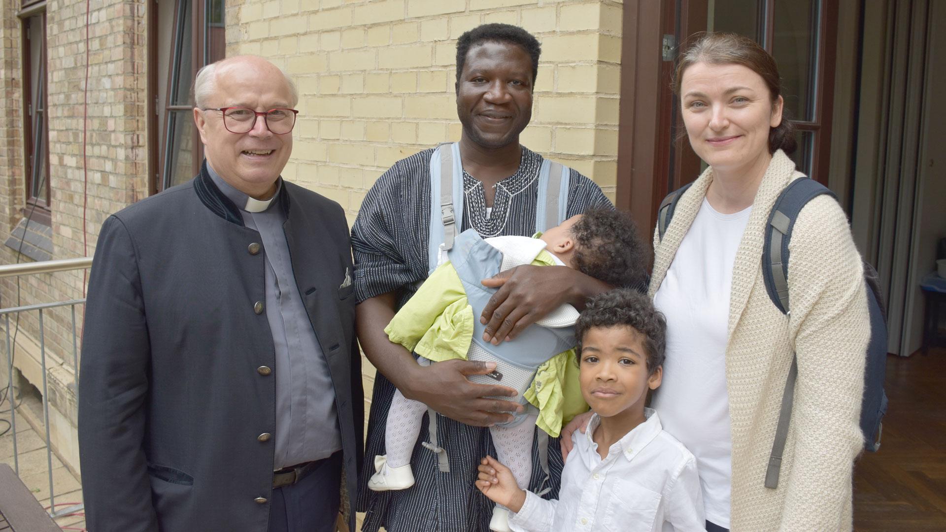 Propst Reinhard Hentschel mit einer Hallenser Familie