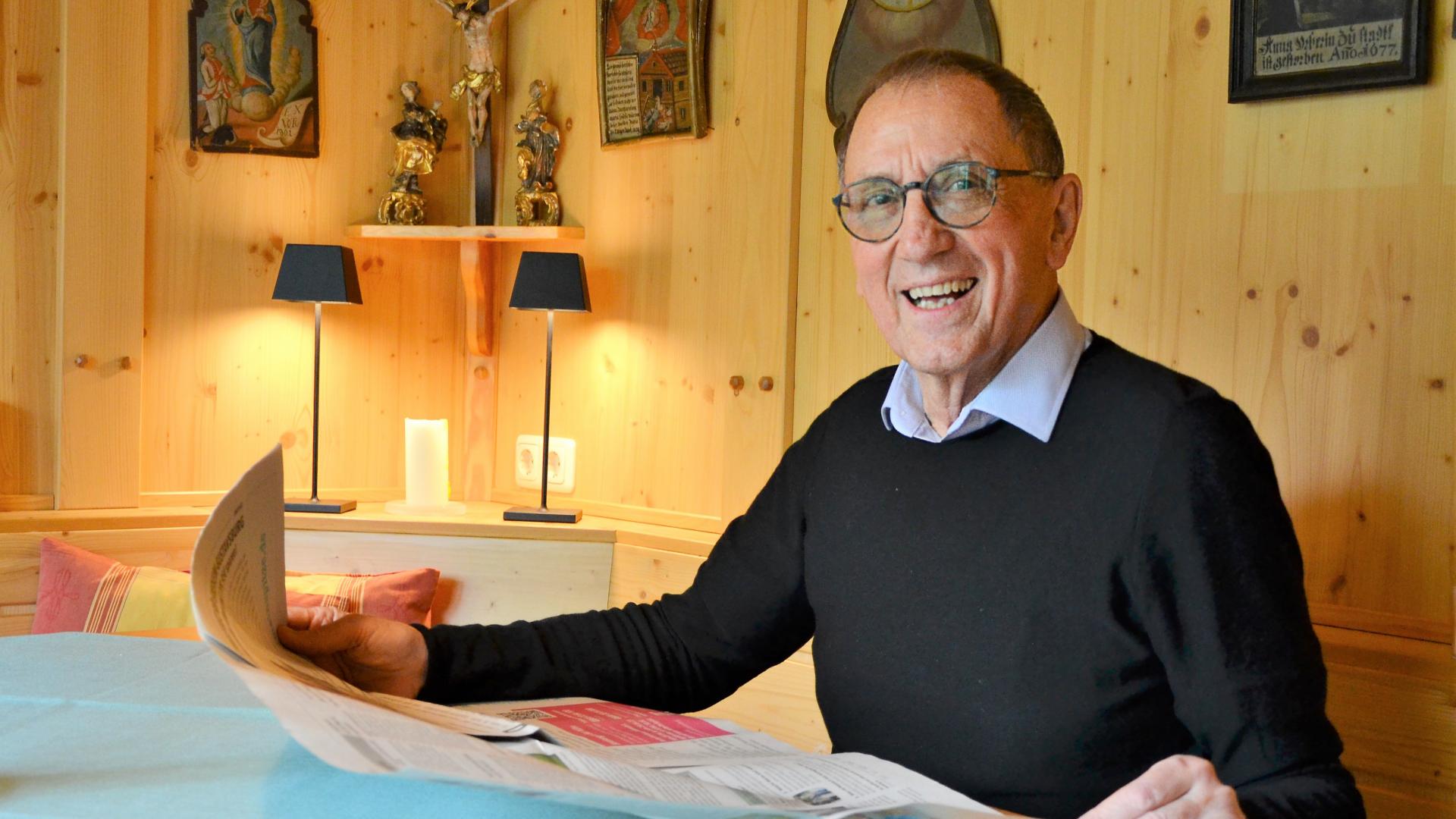 Peter A. Schult beim Lesen einer Zeitung