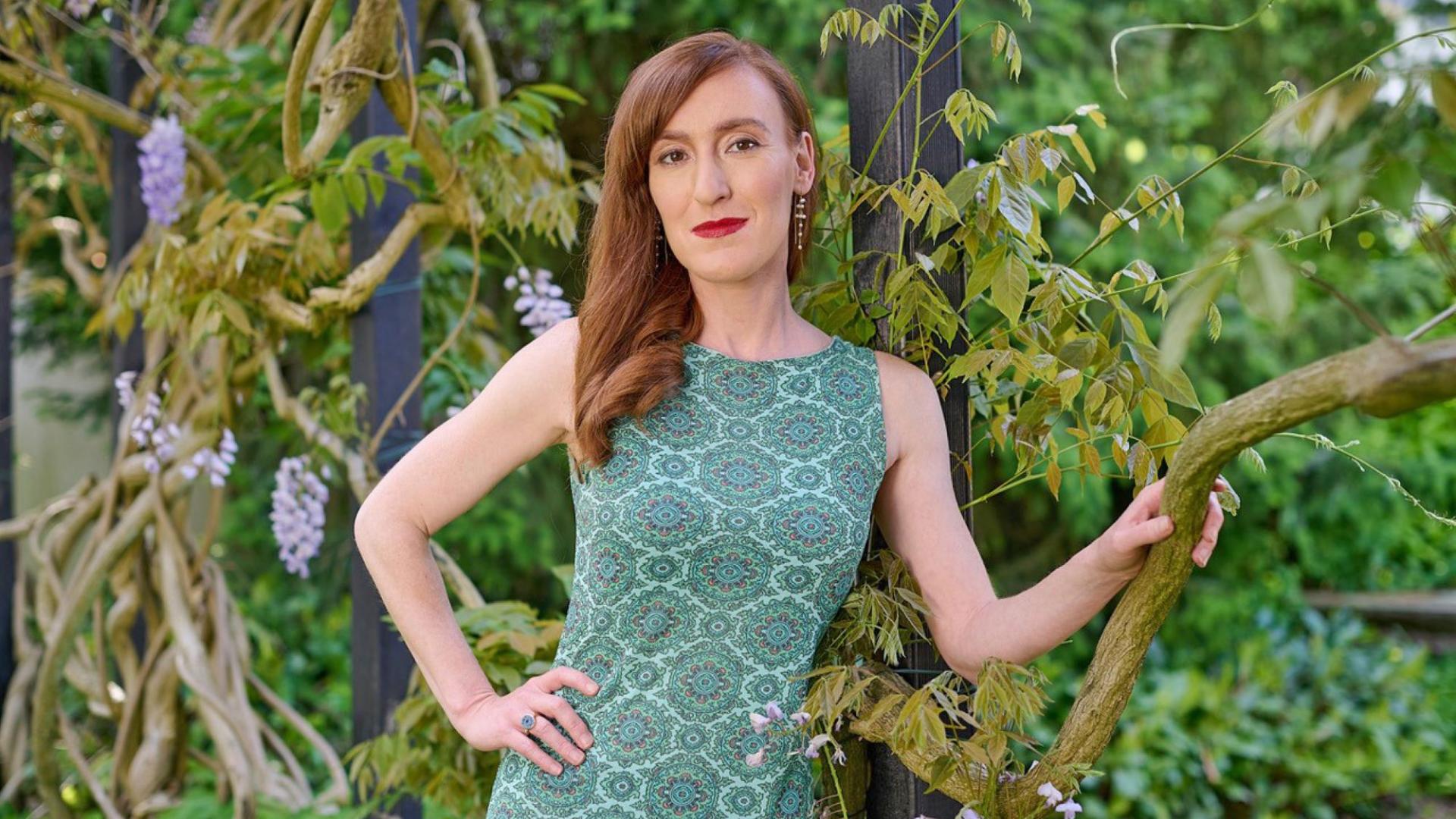 Nora Bossong steht in einem Garten