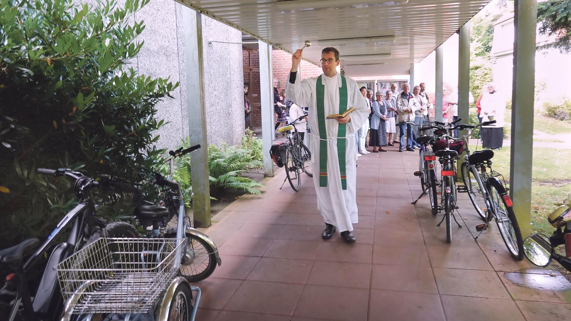 Propst Georg Bergner segnet Räder.