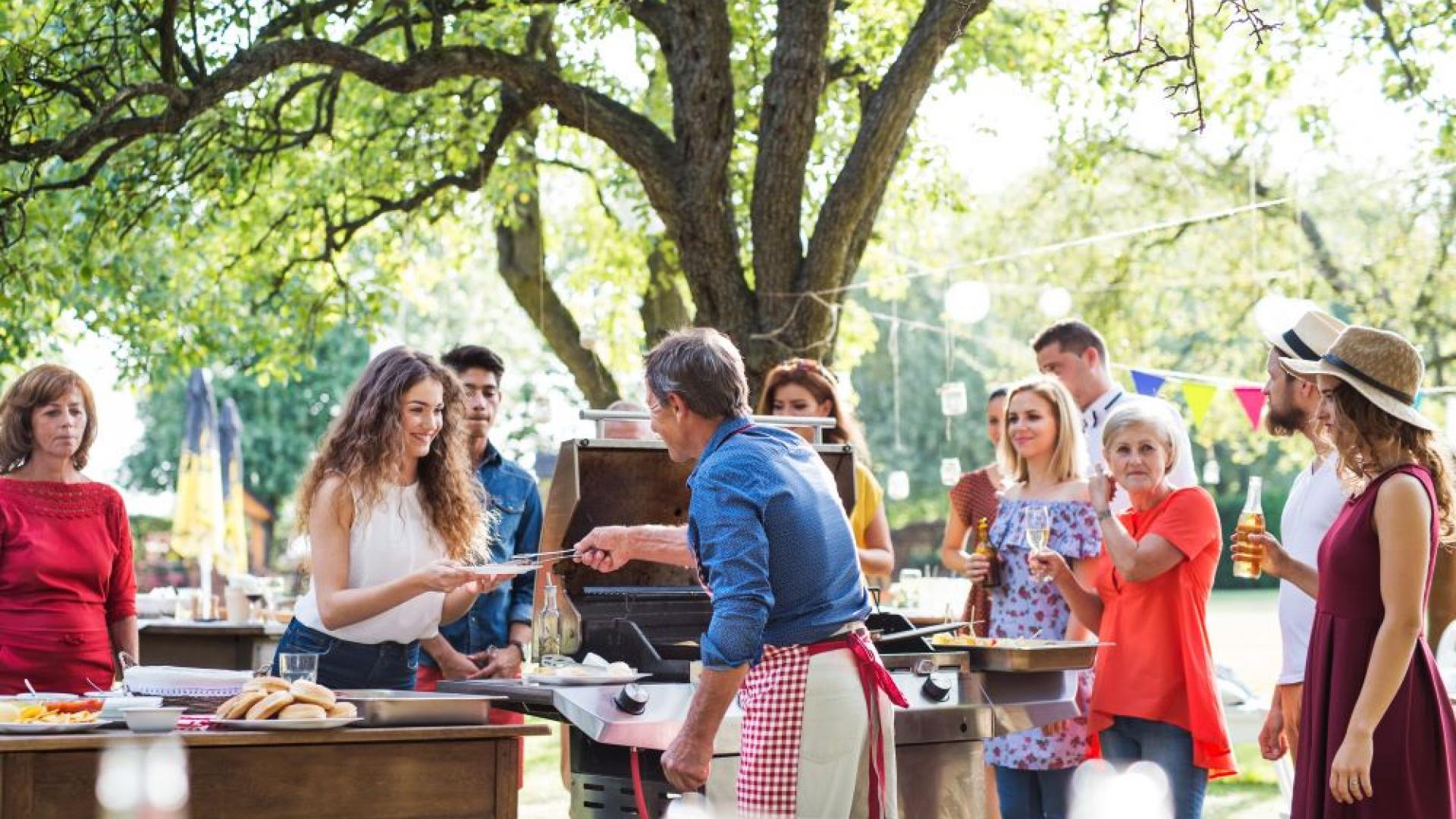 Menschen an einem Sommerabend am Grill