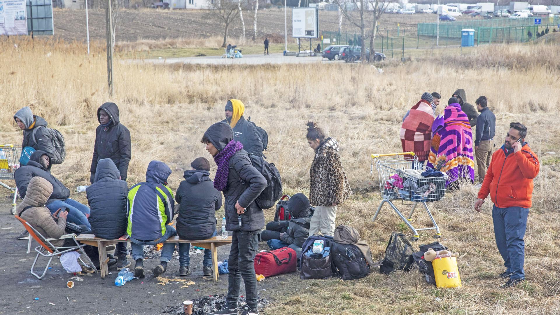 Flüchtlinge stehen an einer Grenze