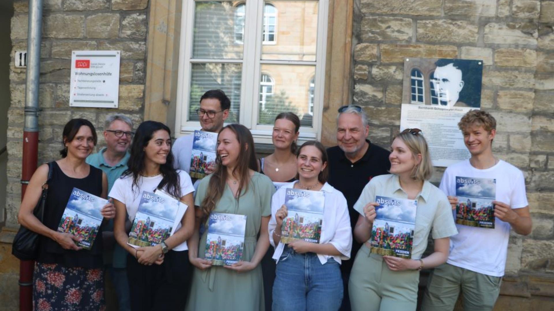 Studierende und ihre Professoren vor der Tageswohnung der Wohnungslosenhilfe