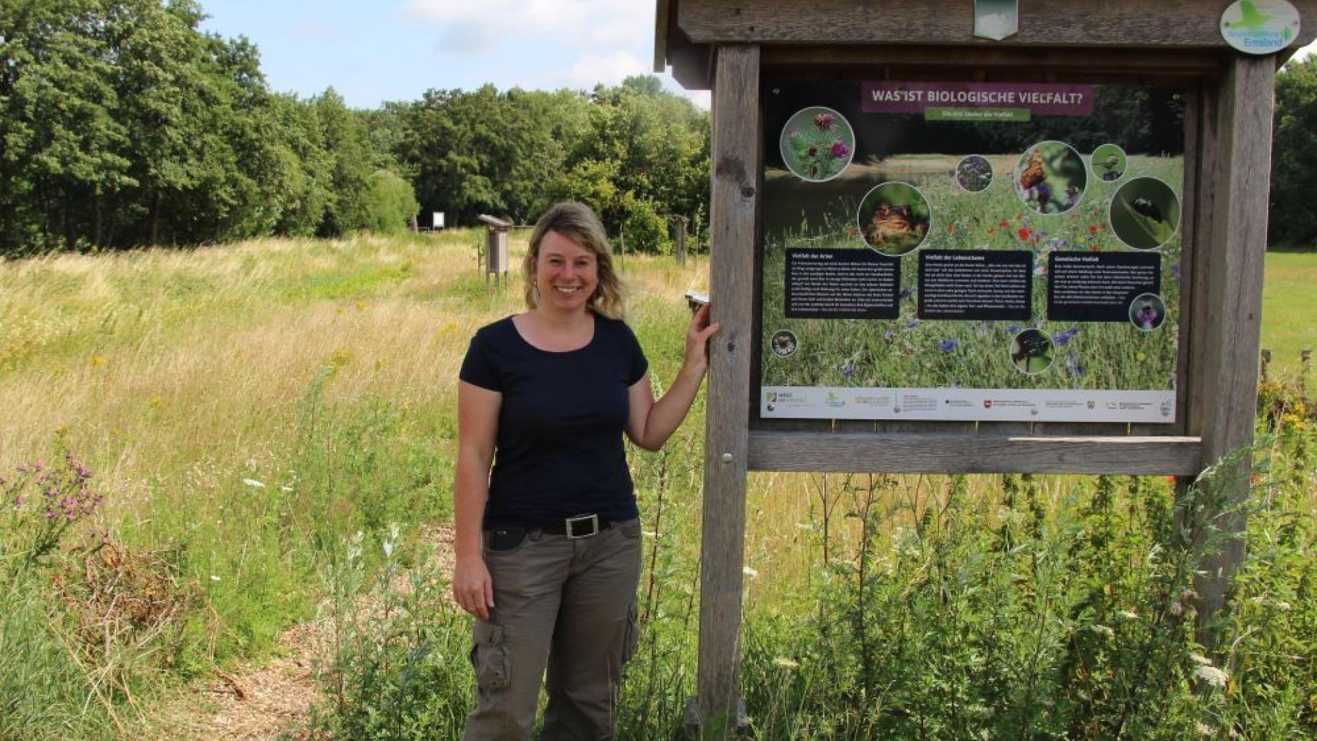 Frau auf einer Wiese