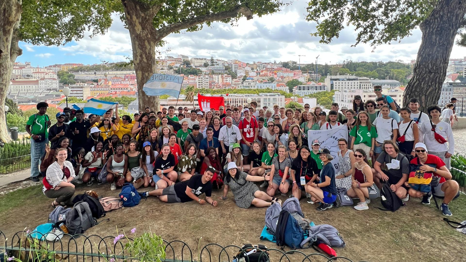 Zu sehen sind Jugendliche gemeinsam mit dem Erzbischof Stefan Heße.