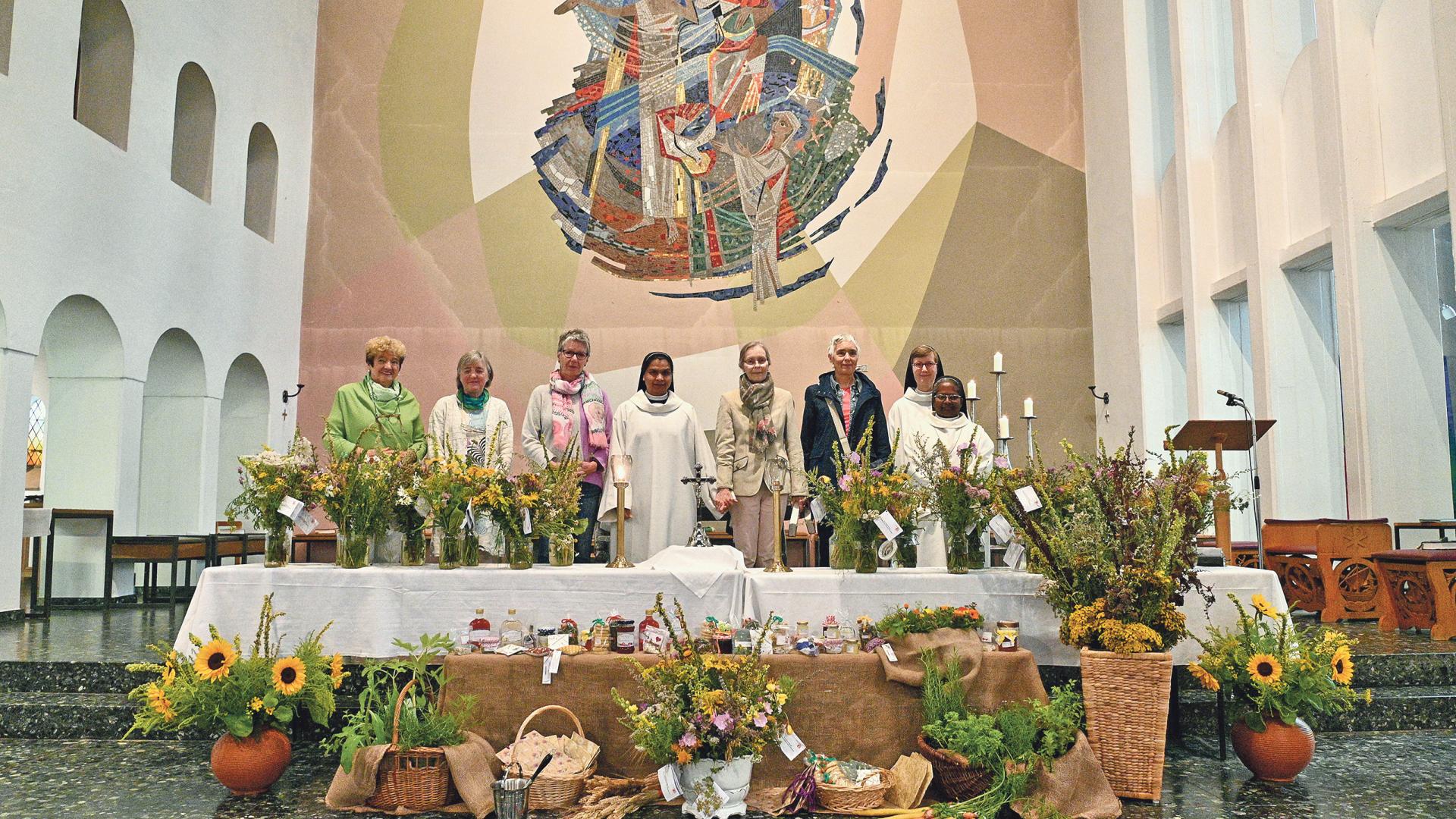 "Kräuterfrauen" und Schwestern präsentieren ihre für die Segnung vorbereiteten Kräuter.