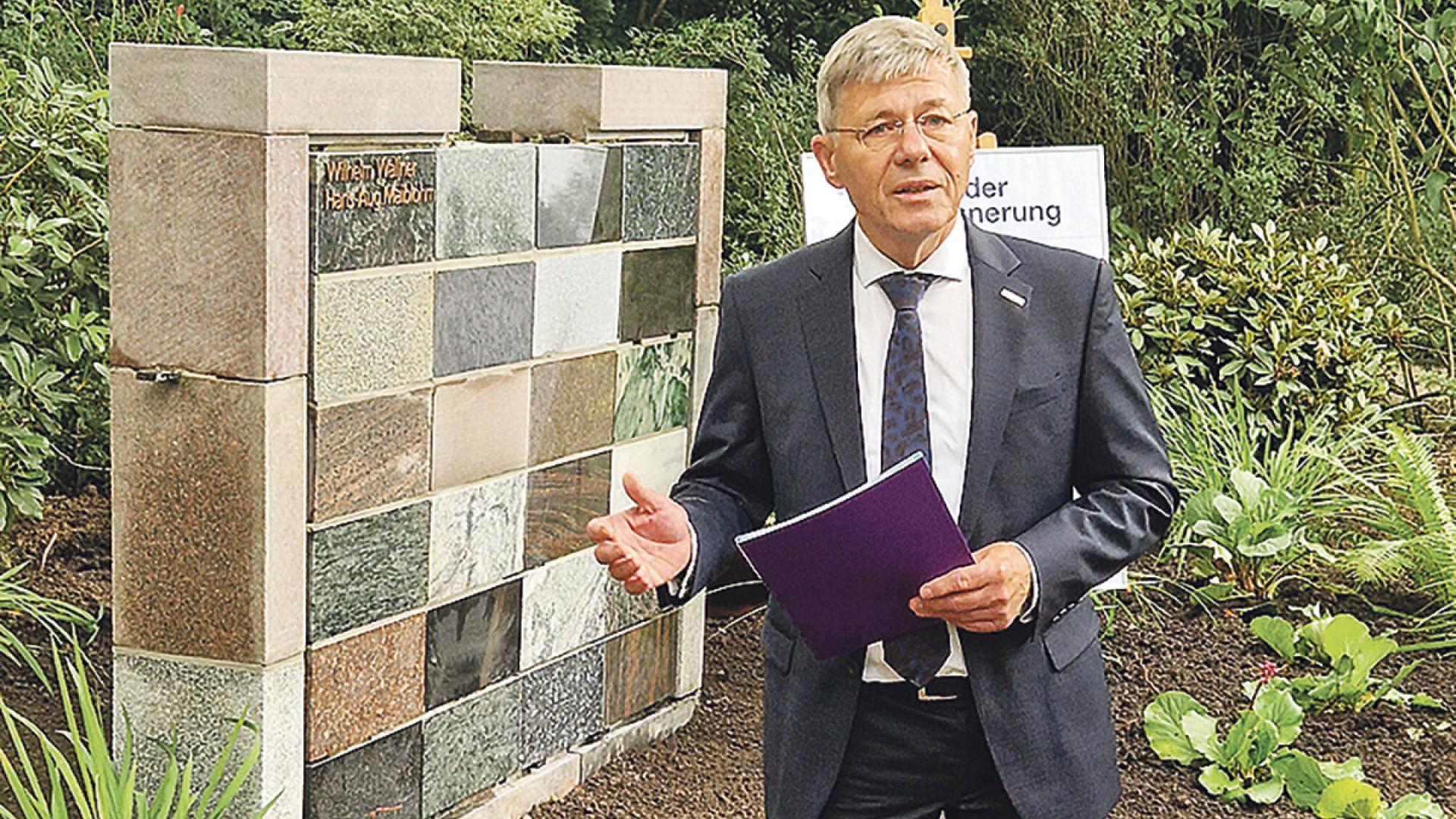 Landespastor Heiko Naß am Gedenkstein