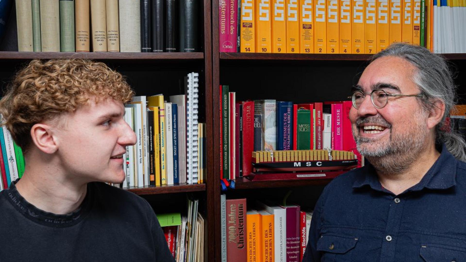 Schüler und Lehrer in der Schulbibliothek