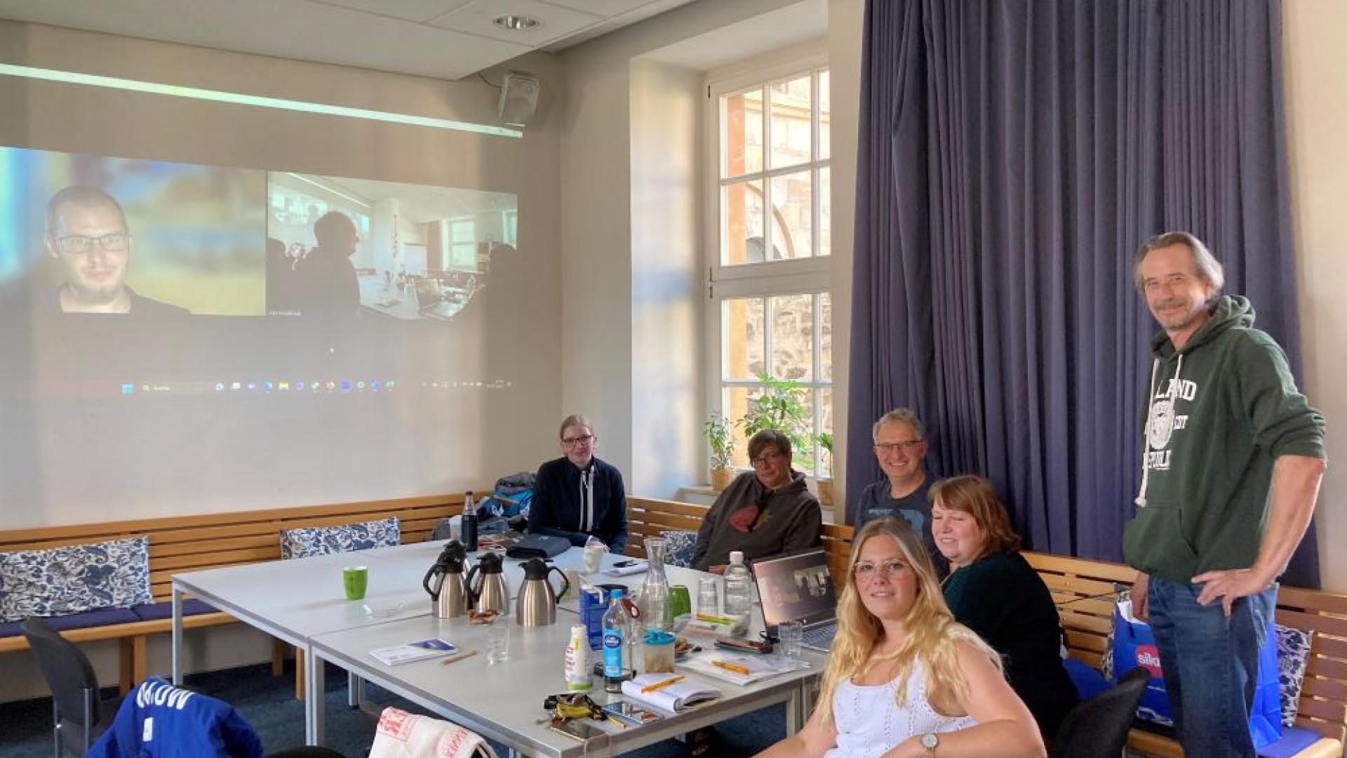 CAJ-Vorstand sitzen am Tisch und planen