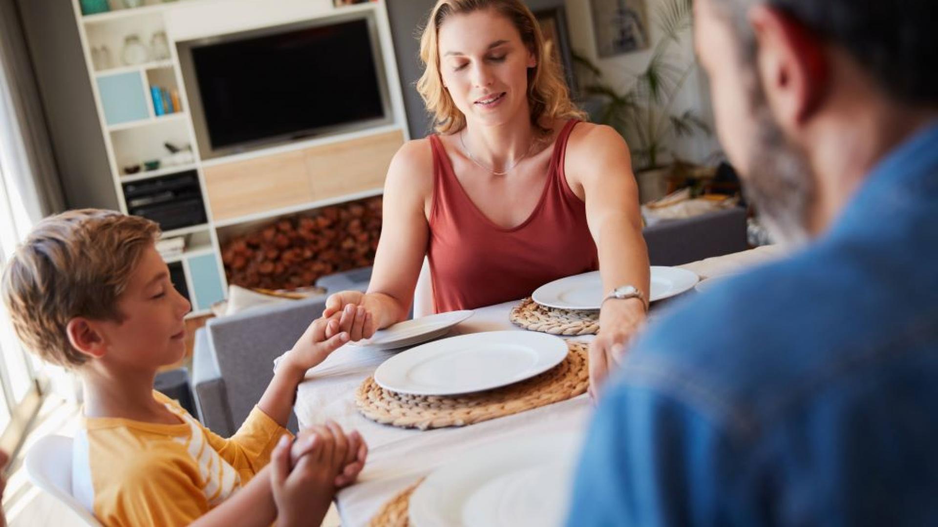 Familie betet am Tisch