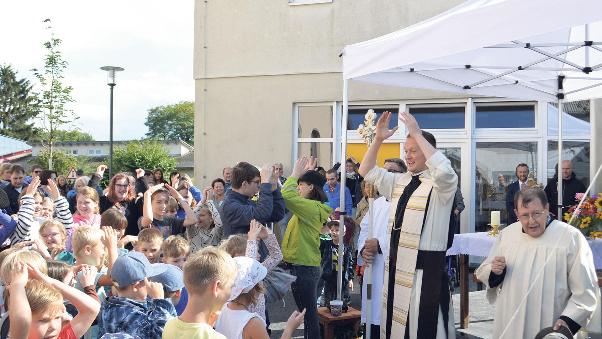 Schülerandacht zur Eröffnung des Verkehrsgartens in Neuzelle.