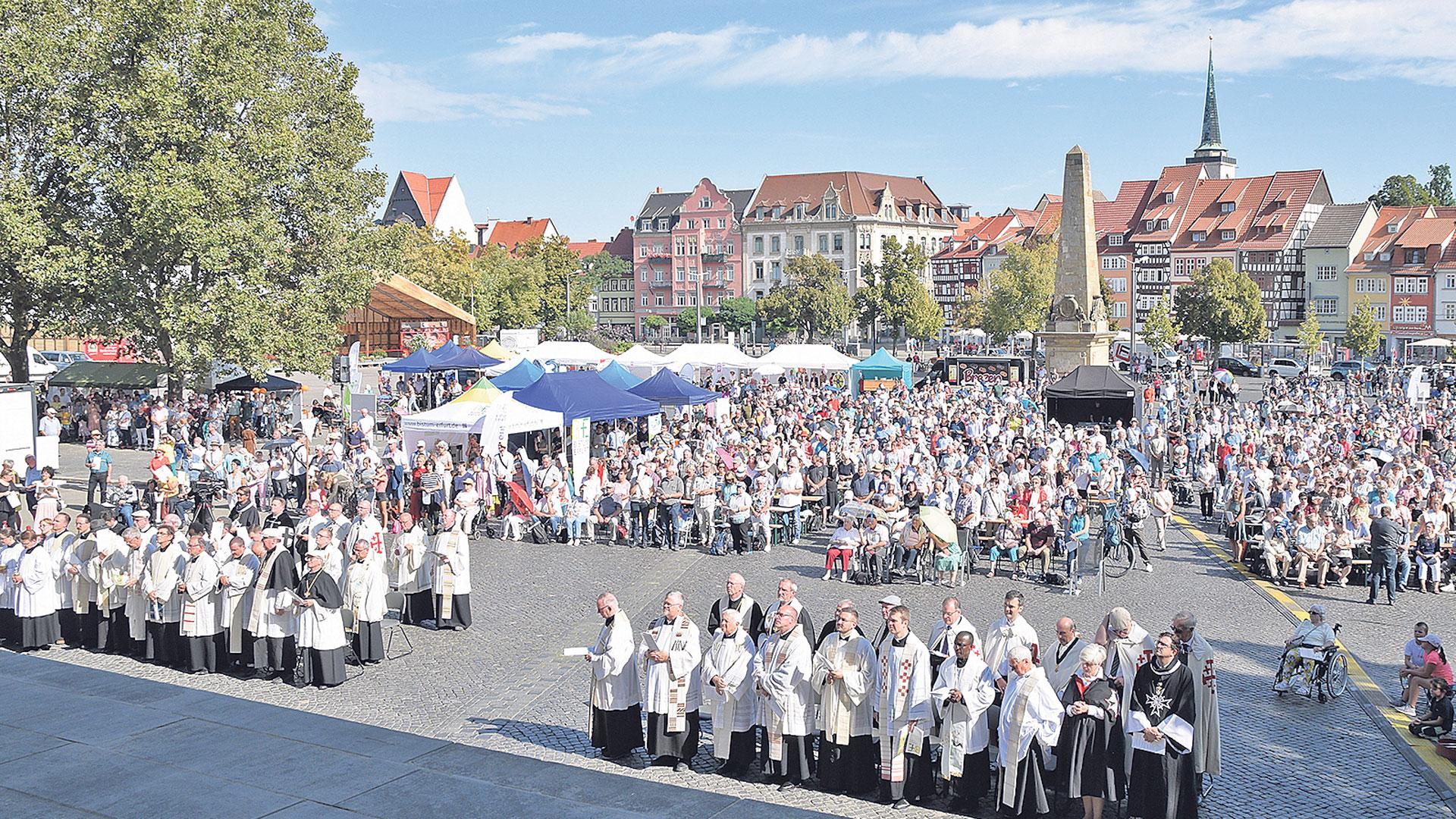 Wallfahrer auf dem Erfurter Domplatz