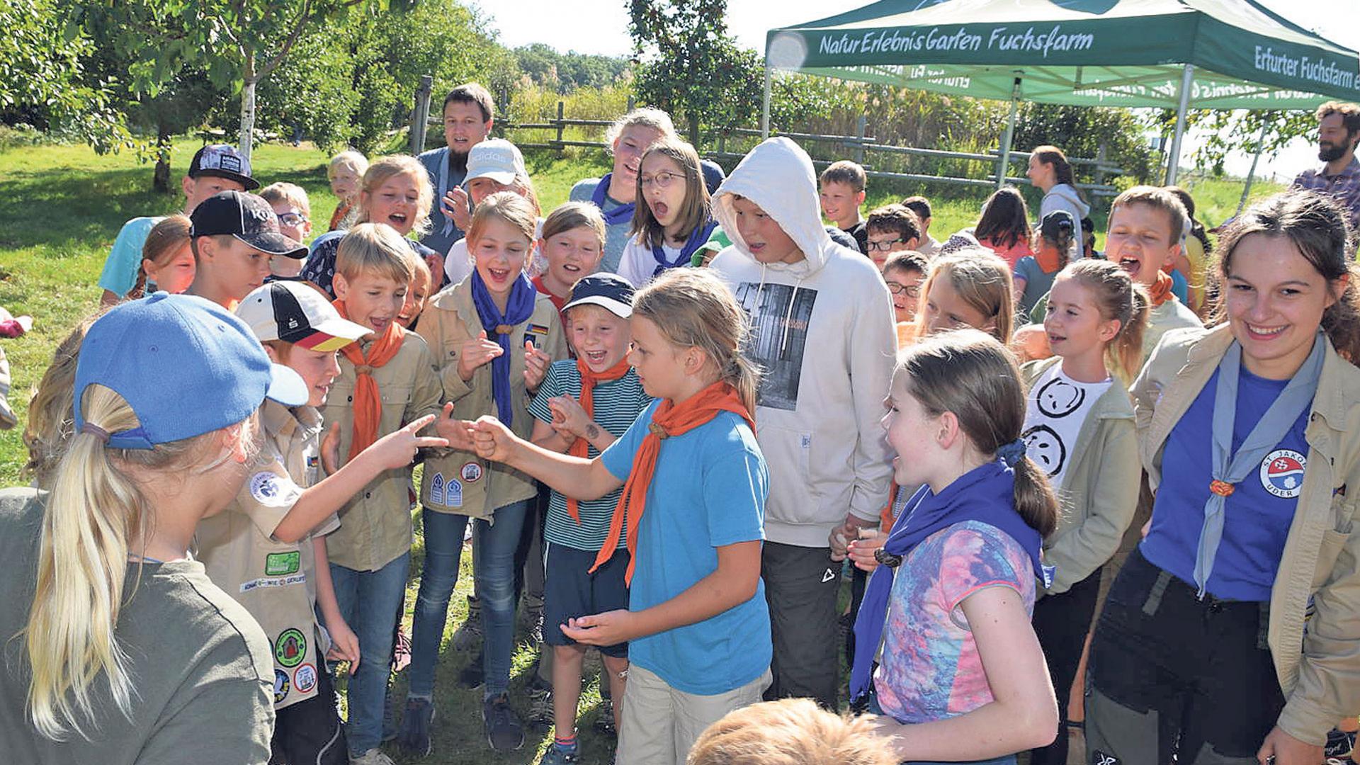 Pfadfinder spielen Papier, Stein, Schere.
