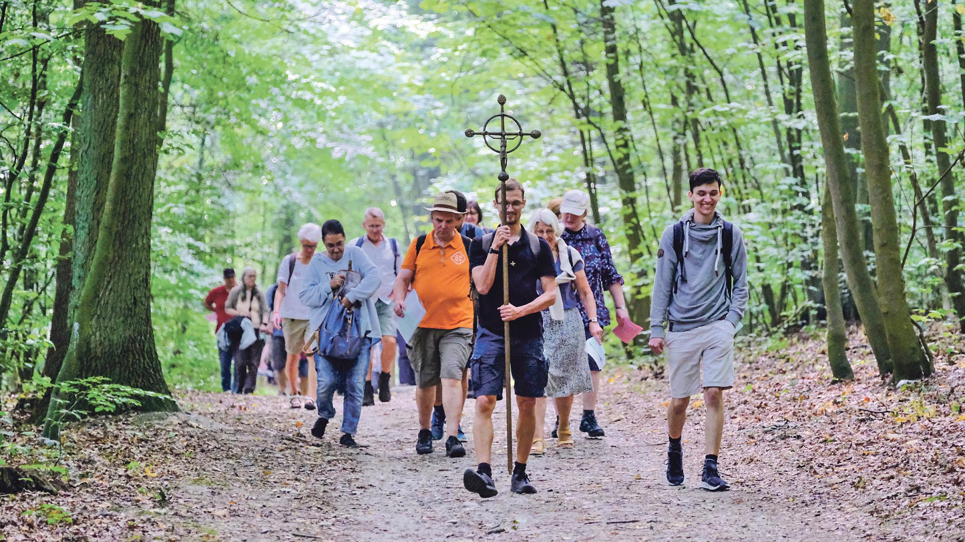 Pilger auf dem Weg von der Georgenkirche hinauf zum Ansveruskreuz.