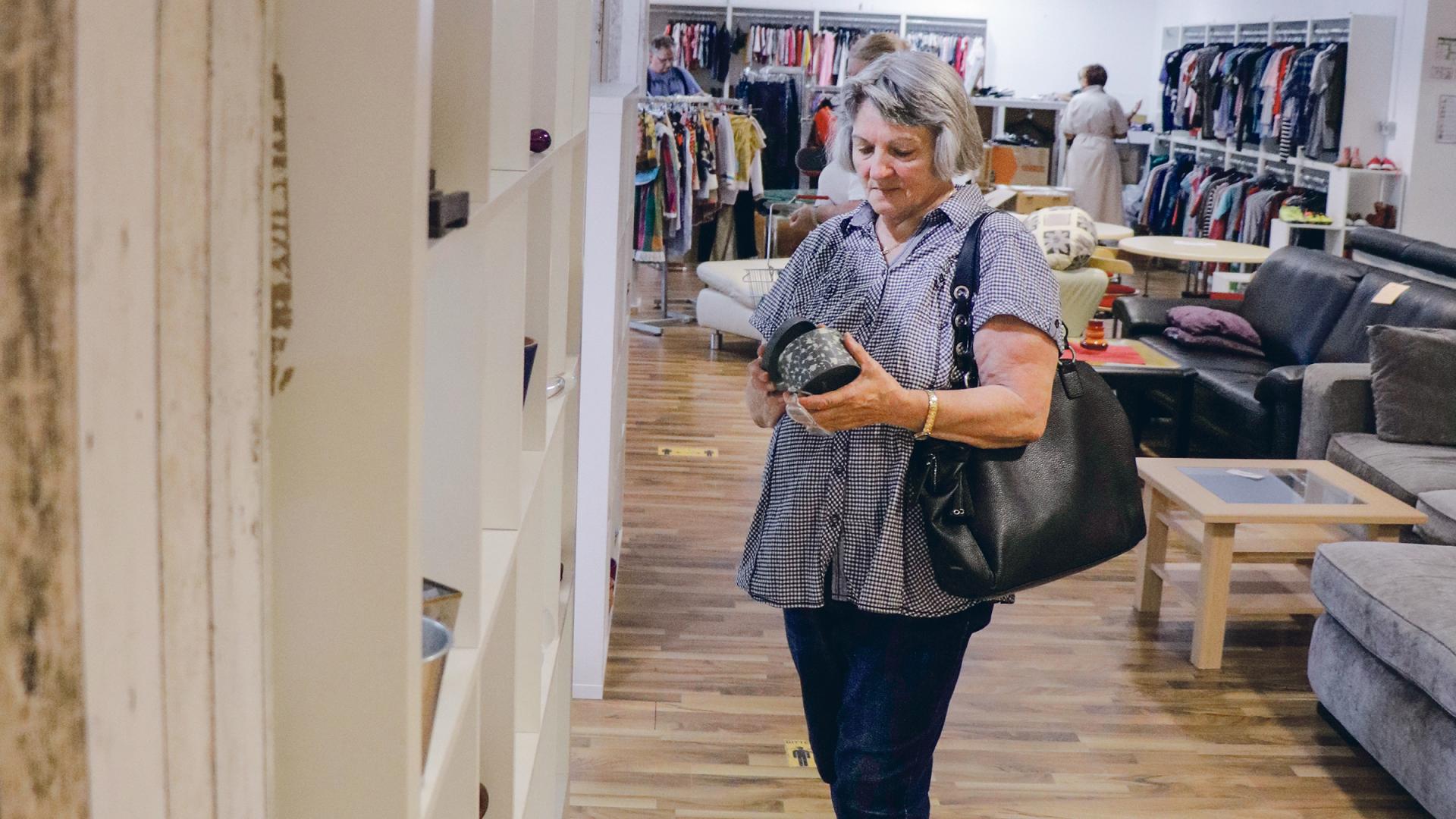 Die Rentnerin Anna Kaudel im Verkaufsraum des Sozialkaufhauses.